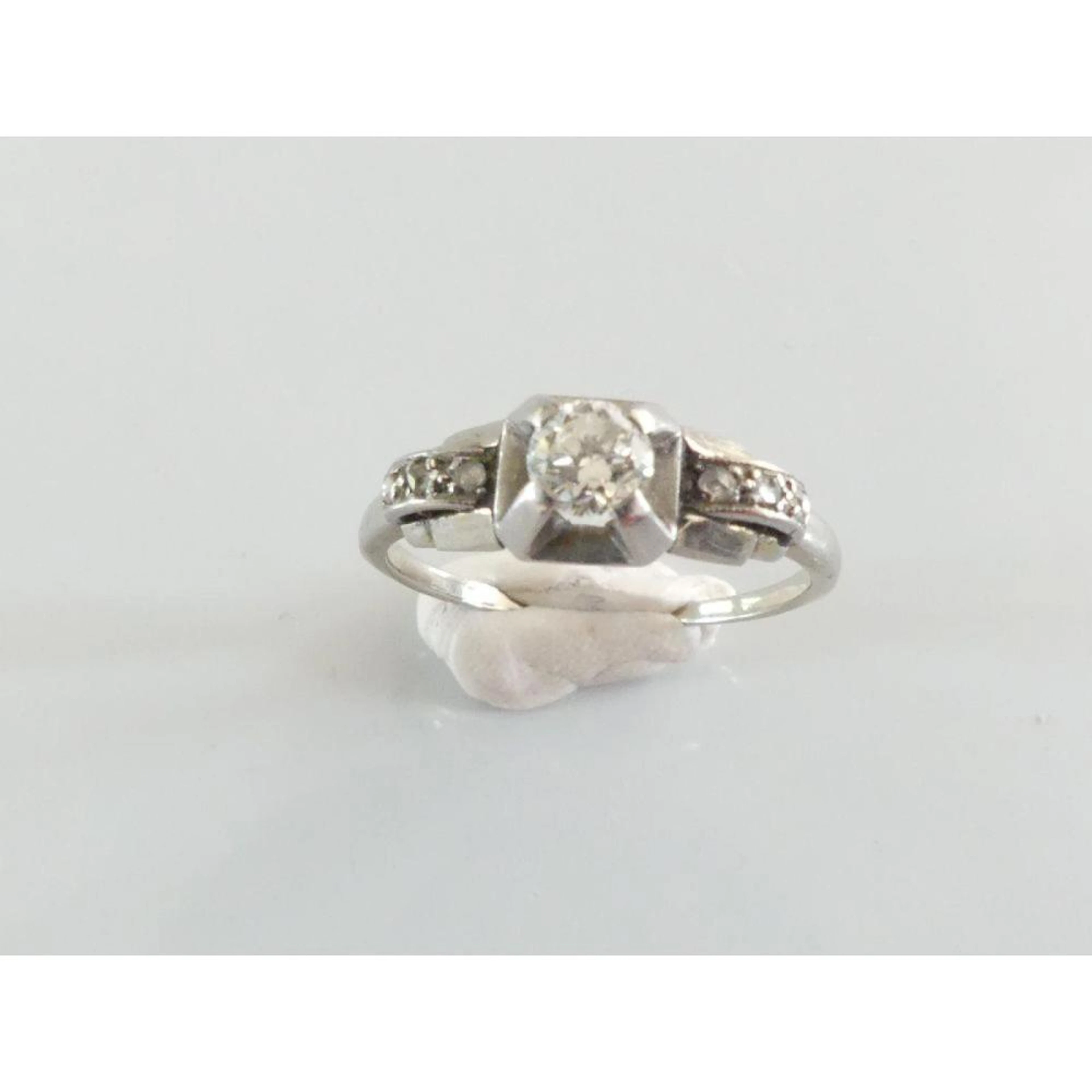 ANNEAU en or blanc 750°/°° orné d?un diamant taille...