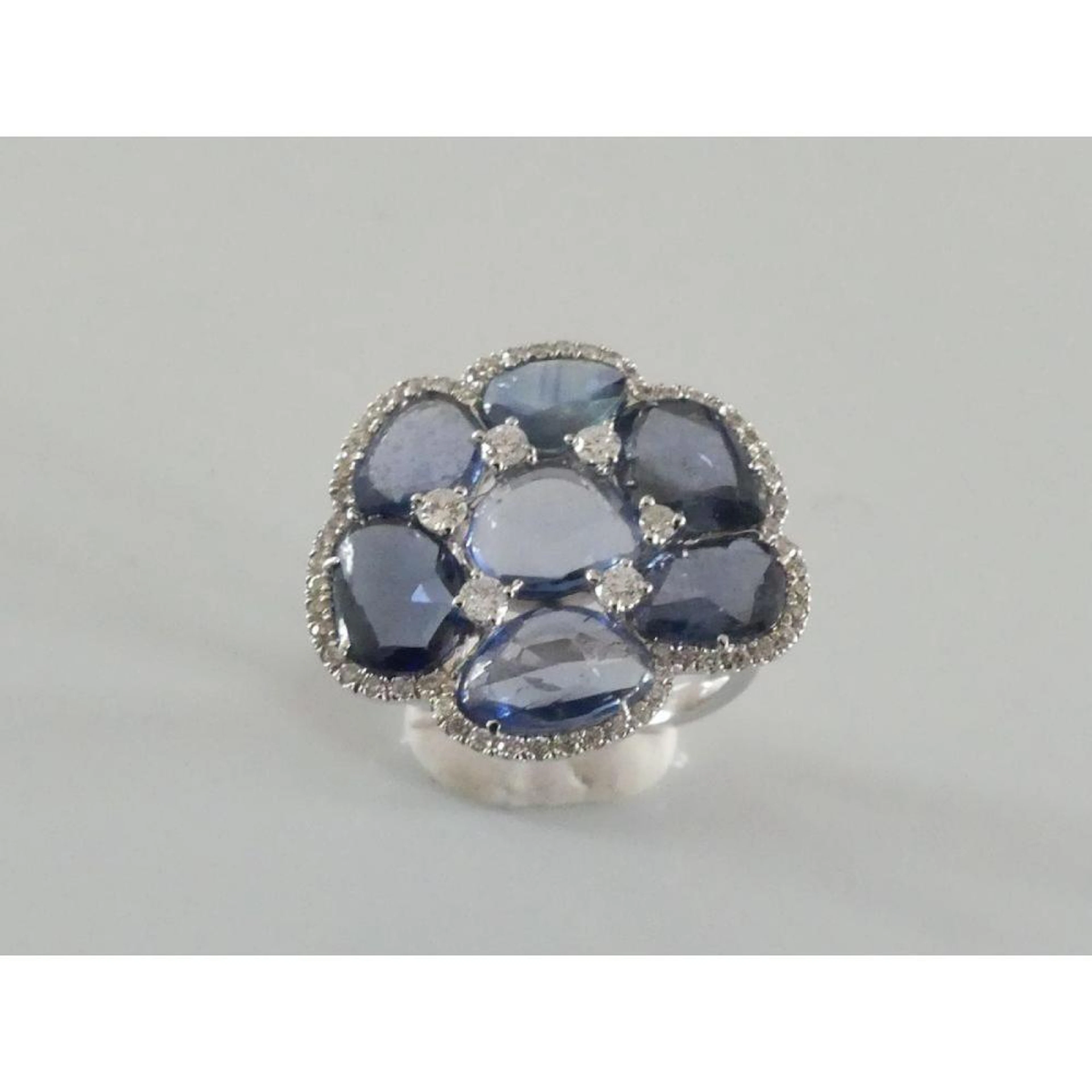 BAGUE fleur en or blanc 750°/°° ornée de 7 saphirs...