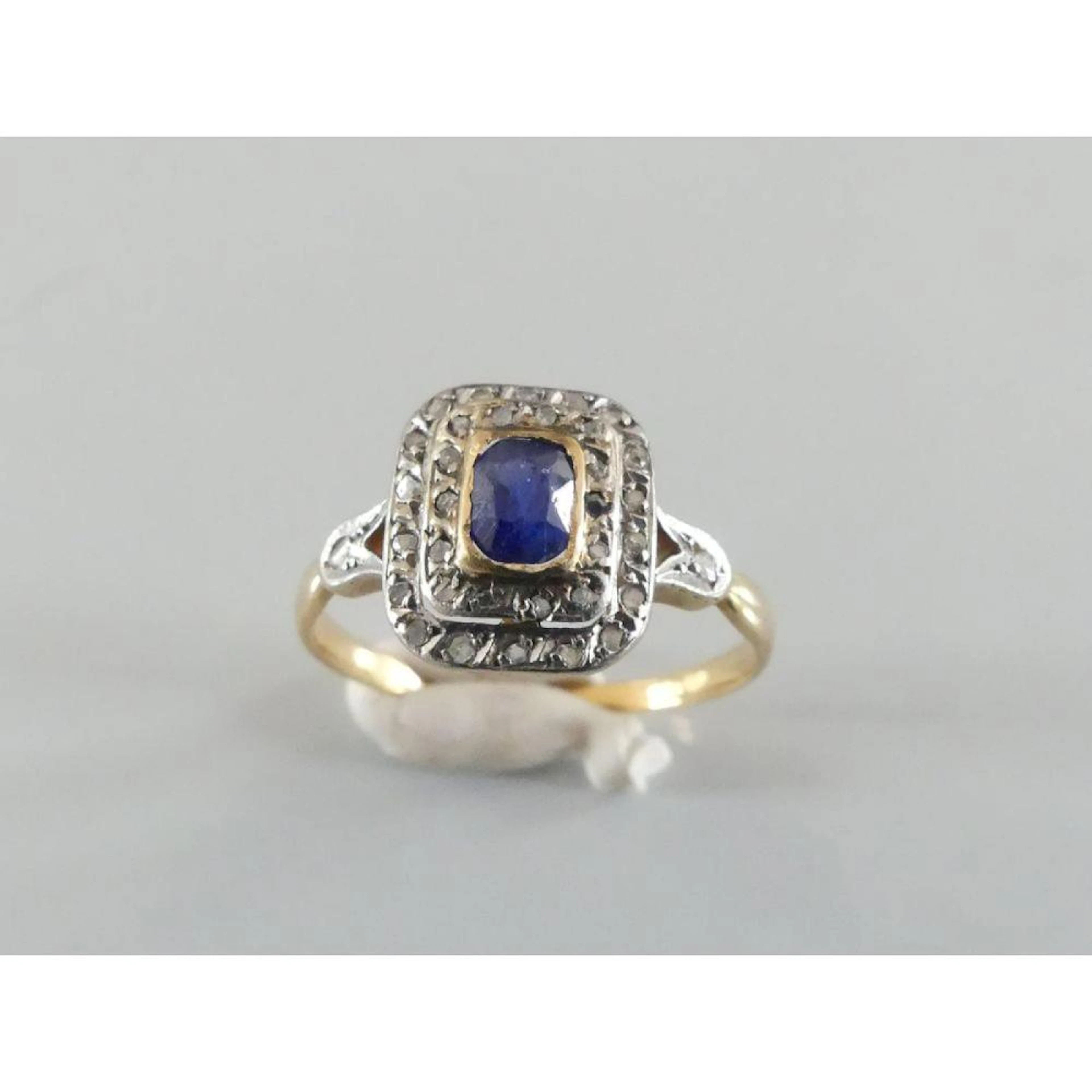 BAGUE rectangulaire en or jaune 750°/°° serti clos d?un...