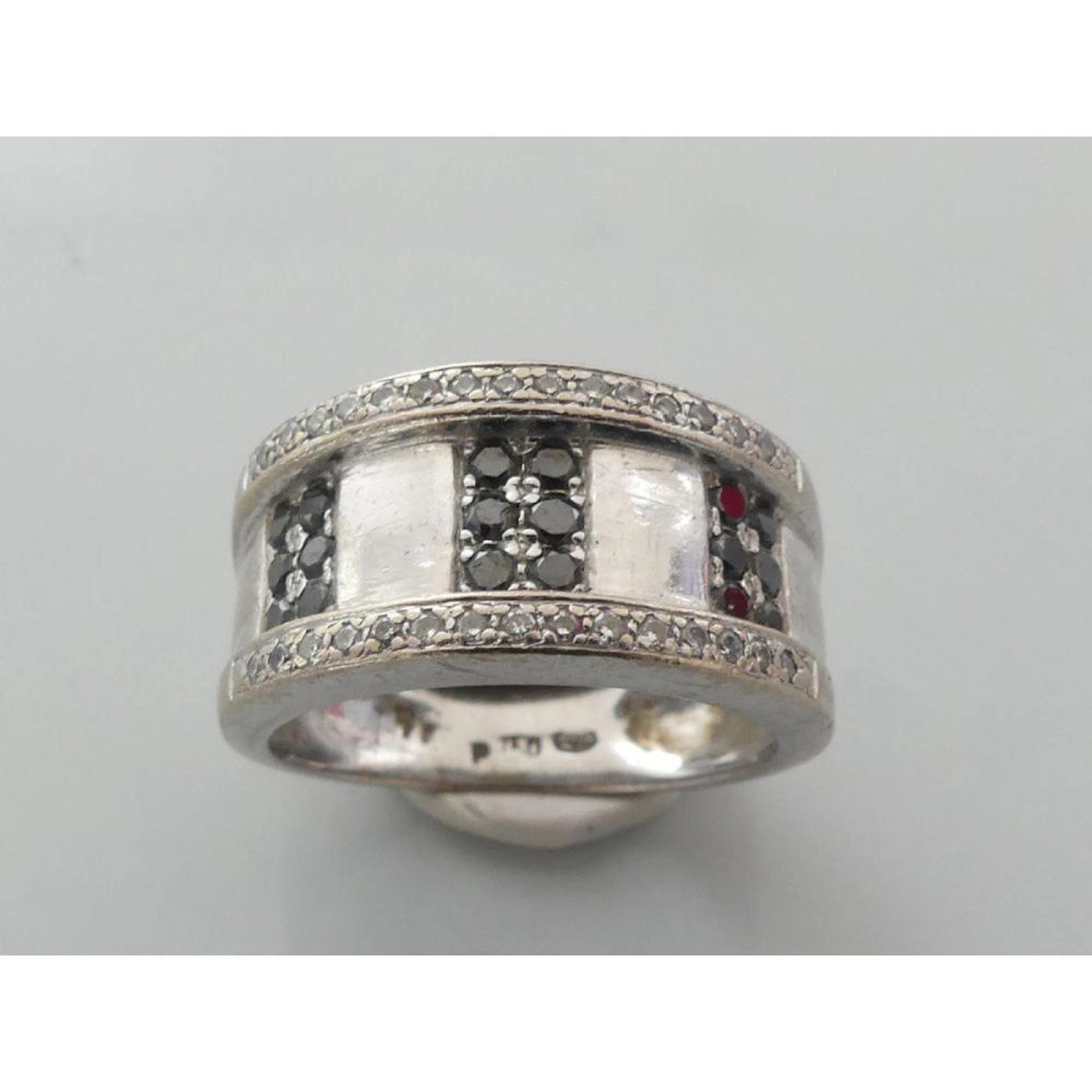 BAGUE jonc en or blanc 750°/°° ornée d?un quadrillage de...