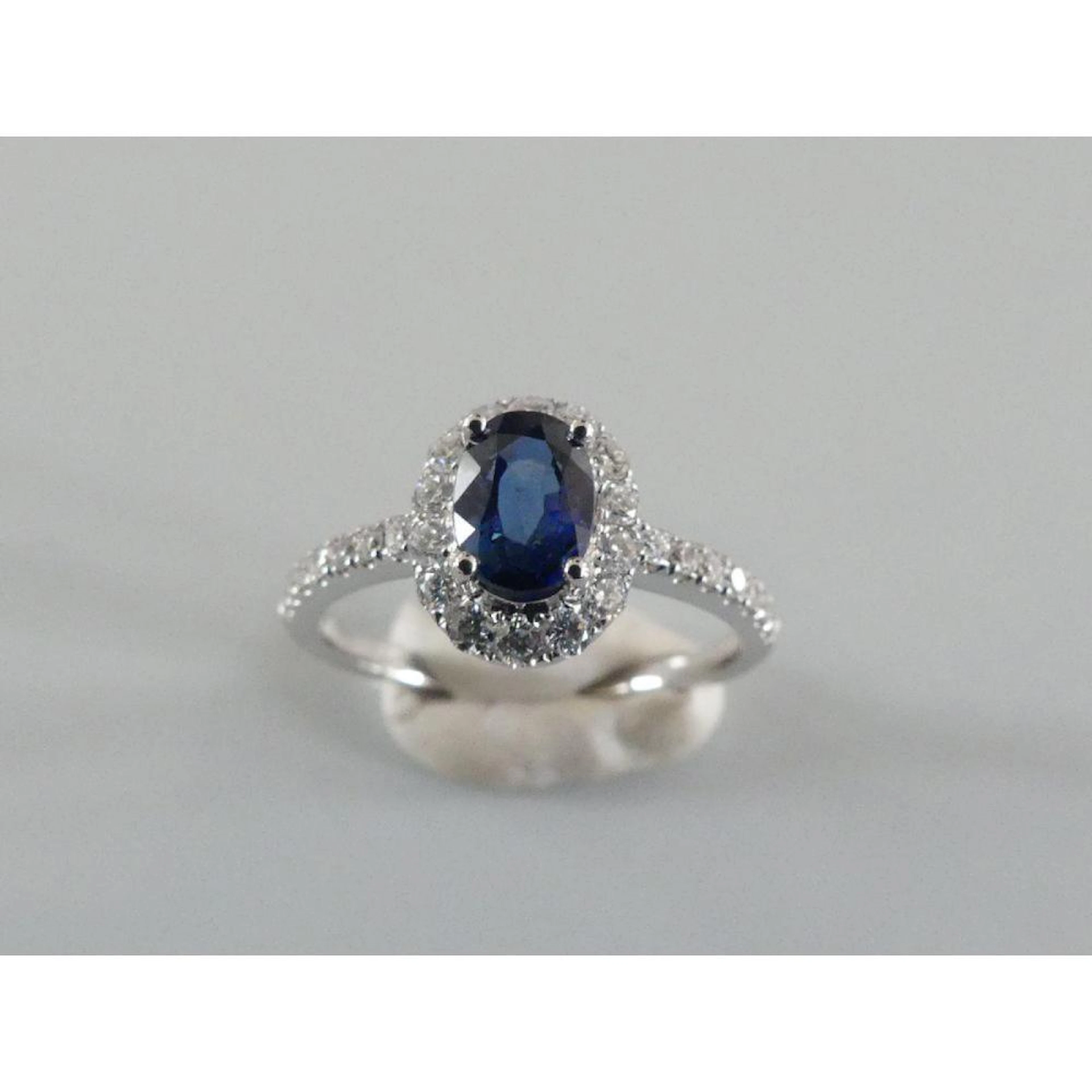 BAGUE en or blanc 750°/°° ornée d?un saphir de 0ct90 env