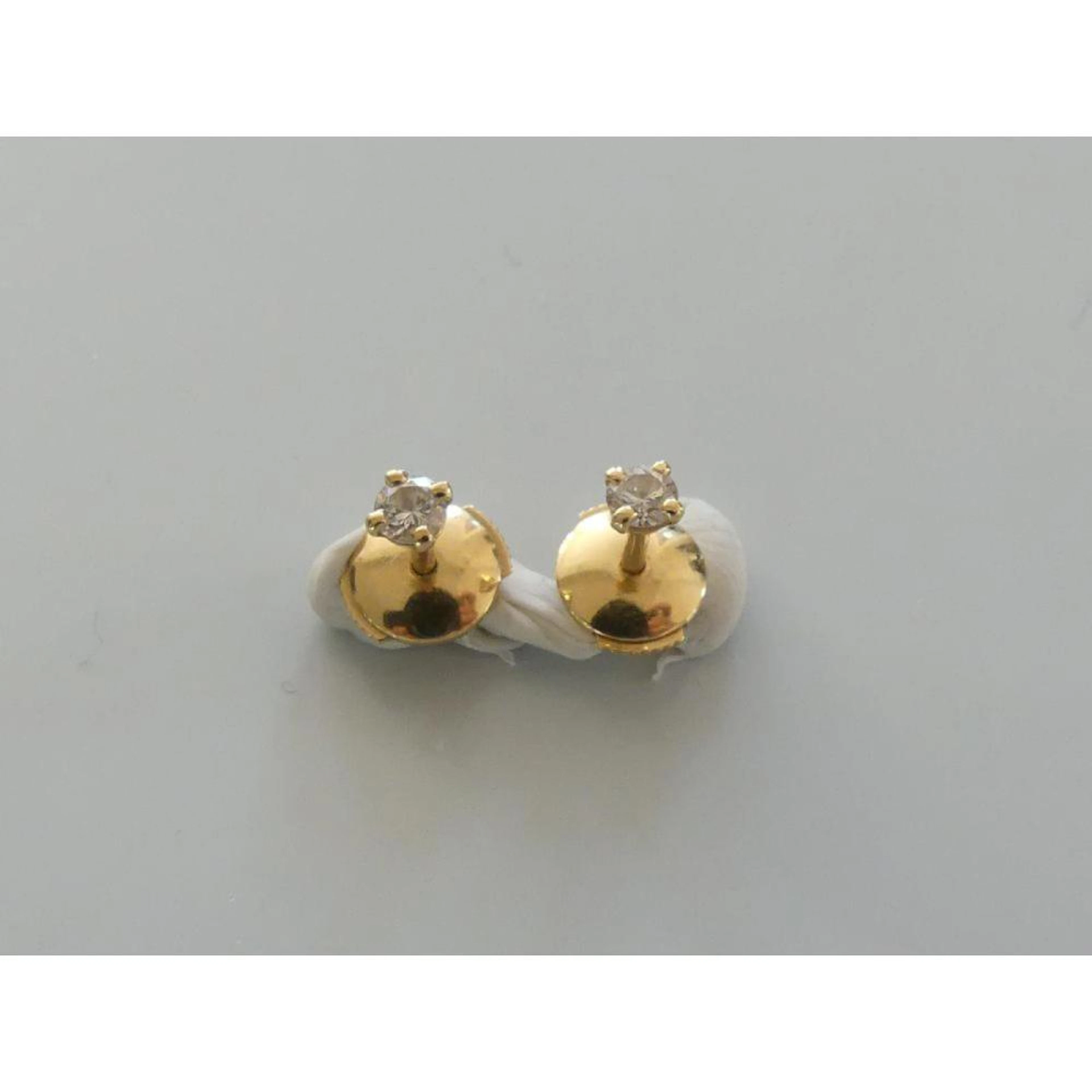 PAIRE DE CLOUS D?OREILLES en or jaune 750°/°° ornées d?un diamant de 0ct10 env
