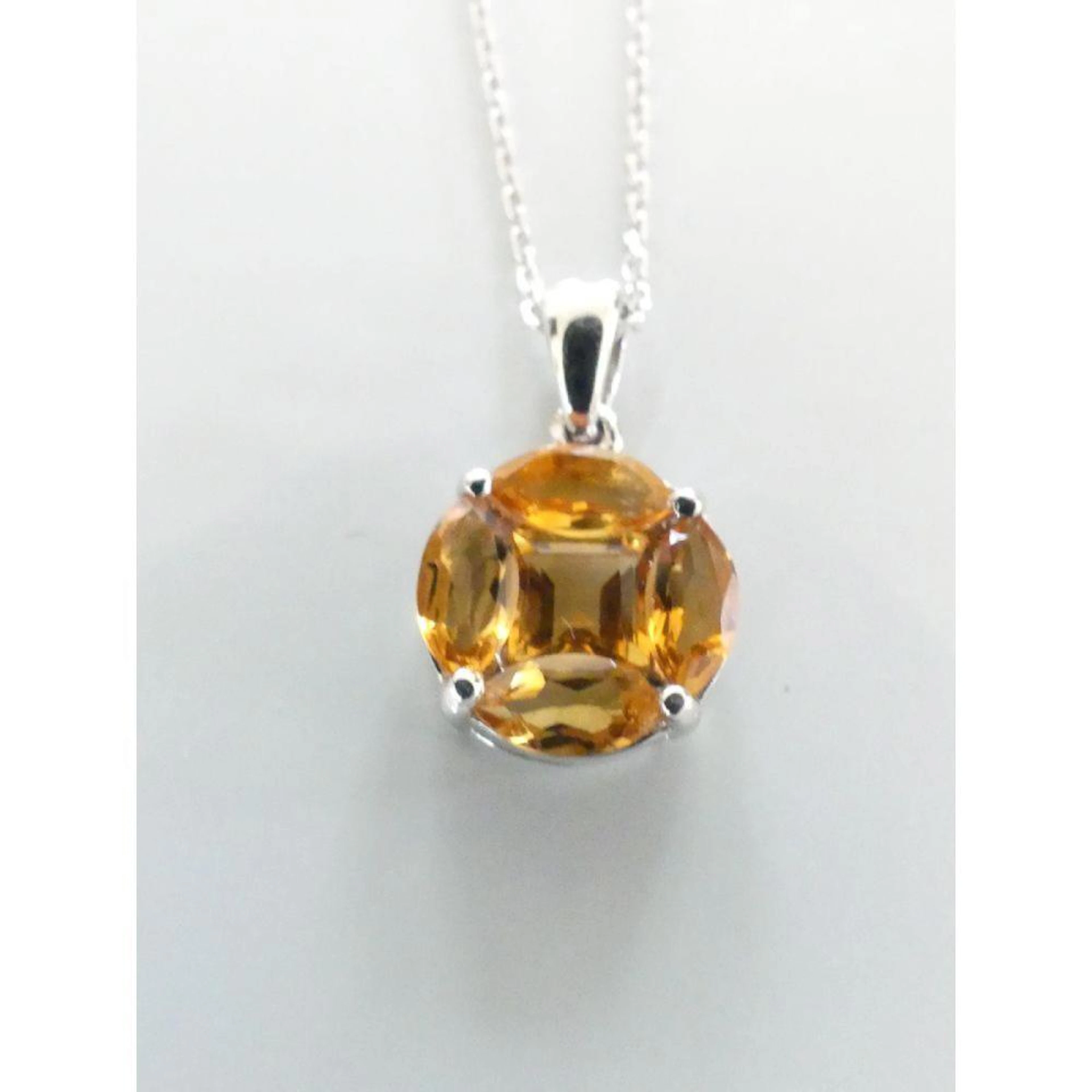 PENDENTIF rond en or blanc orné d?une citrine carrée...