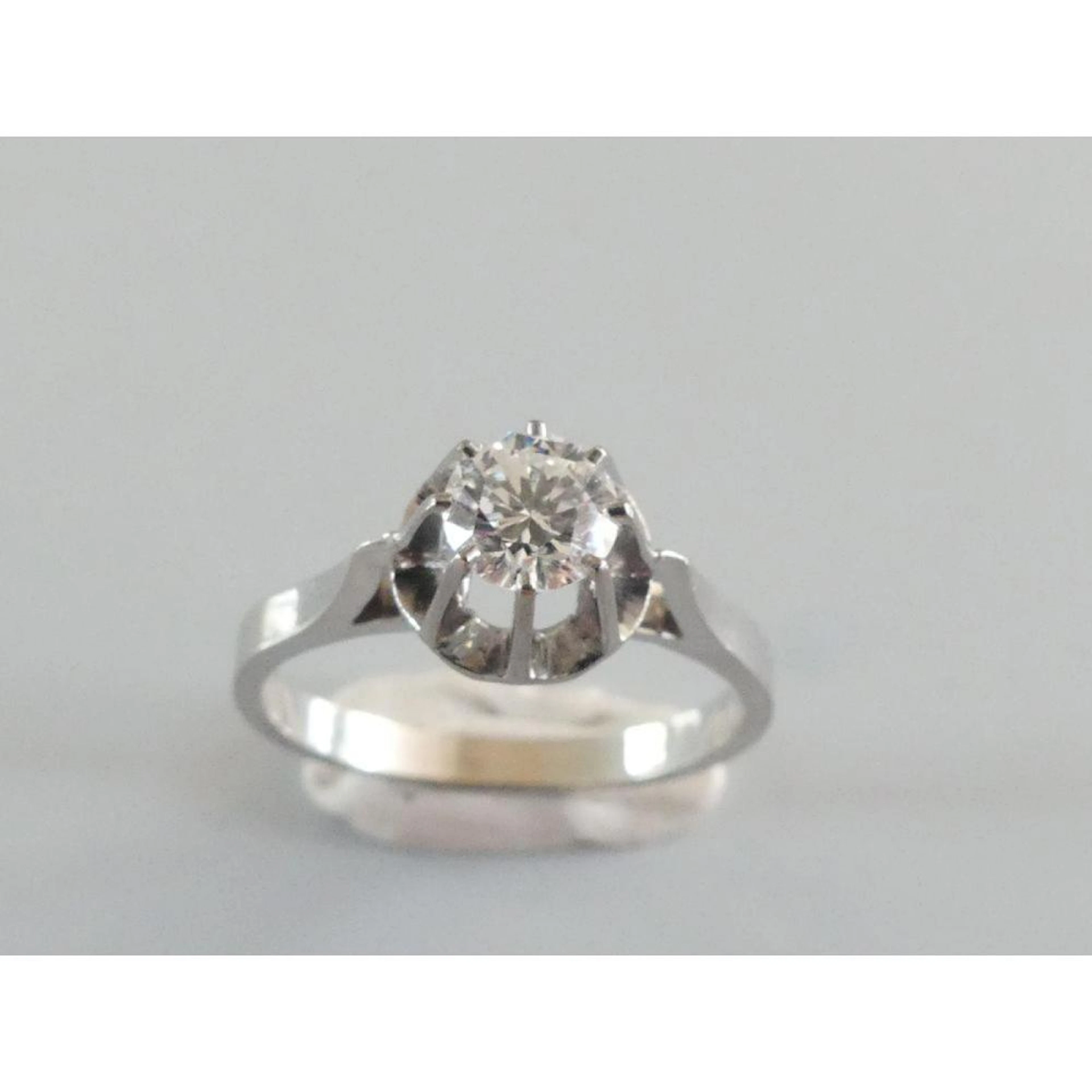BAGUE solitaire en or blanc 750°/°° ornée d?un diamant de 0ct60 env