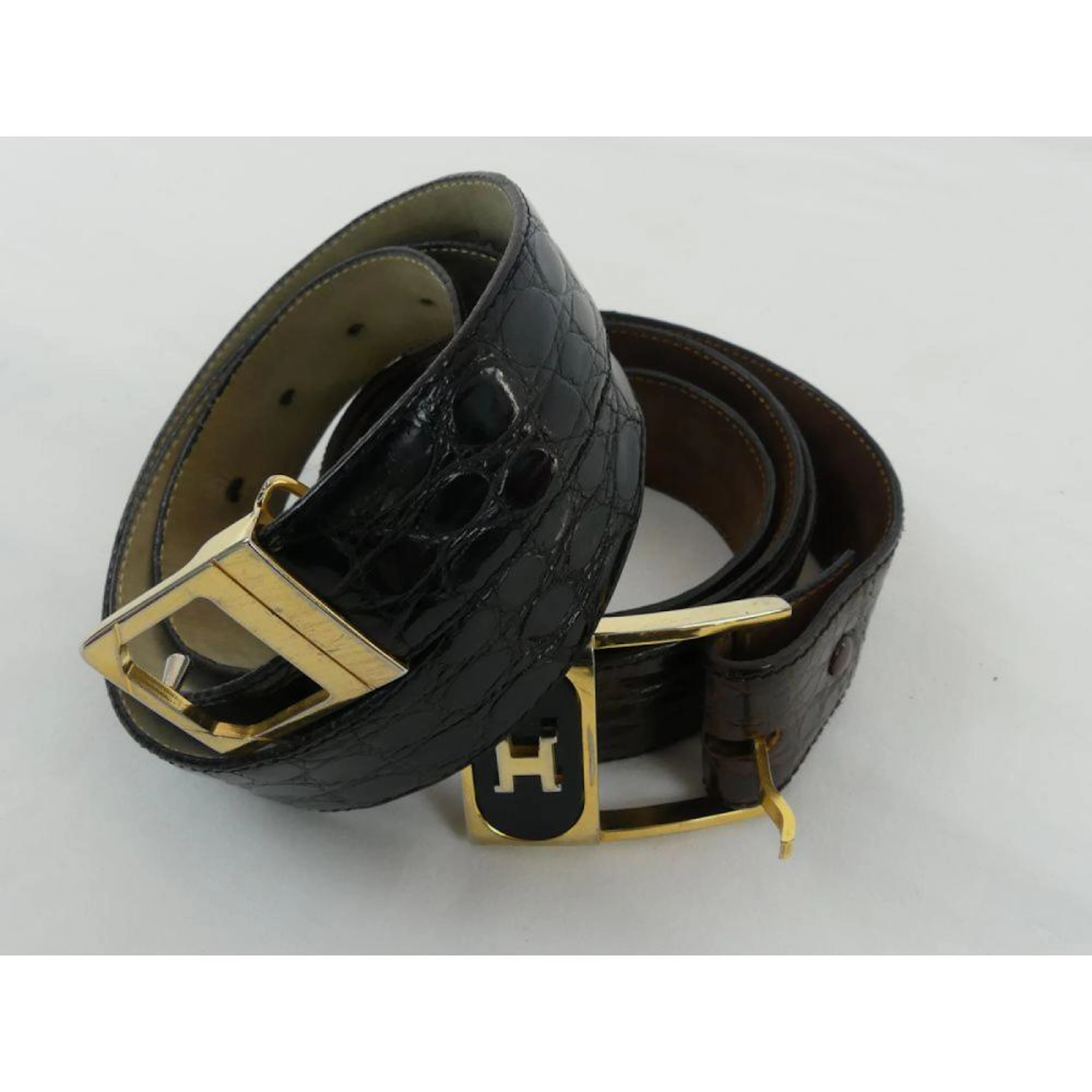 2 CEINTURES en cuir façon croco marron et noir. T.85 et 95.