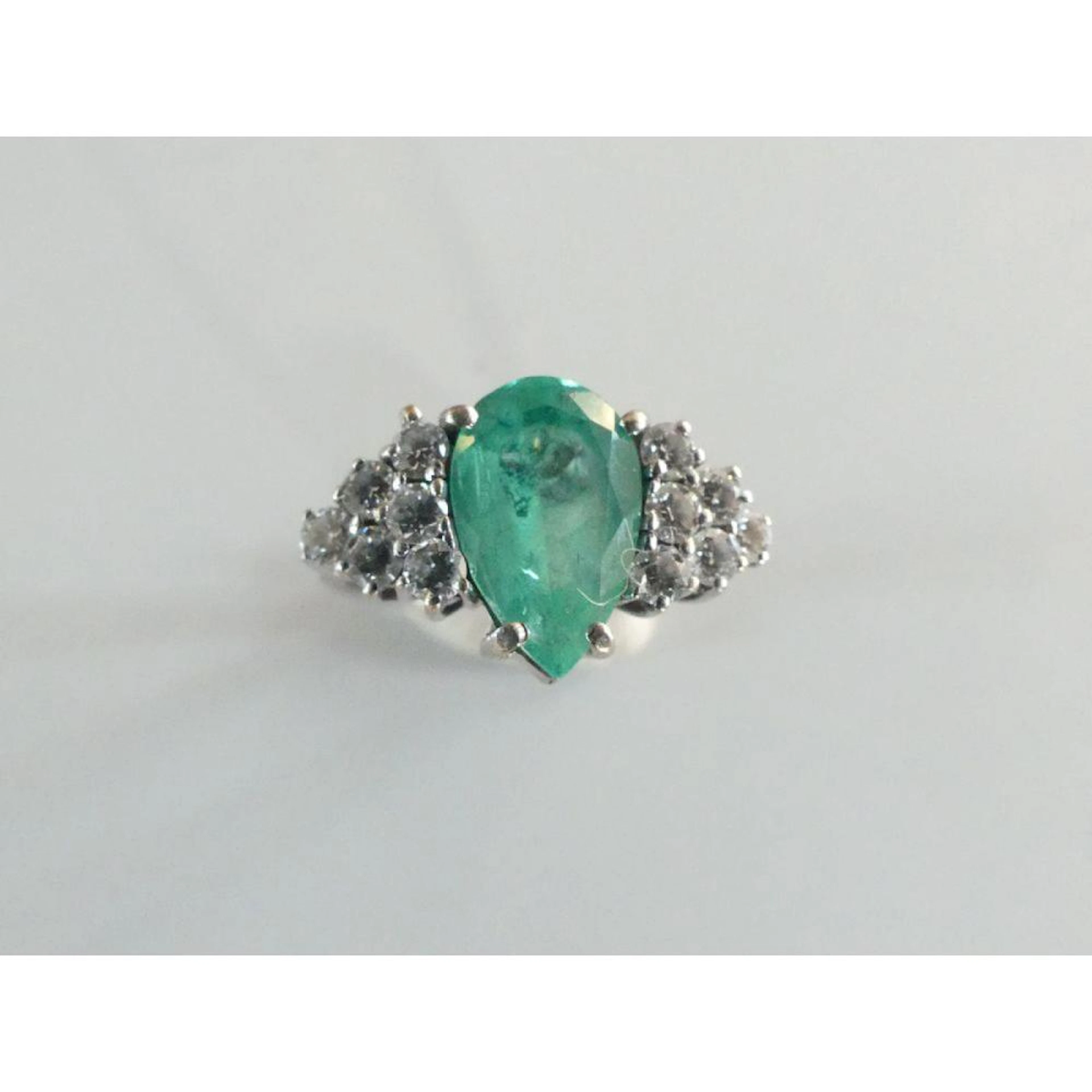 BAGUE en or blanc 750°/°° ornée d?une émeraude poire de 2cts env