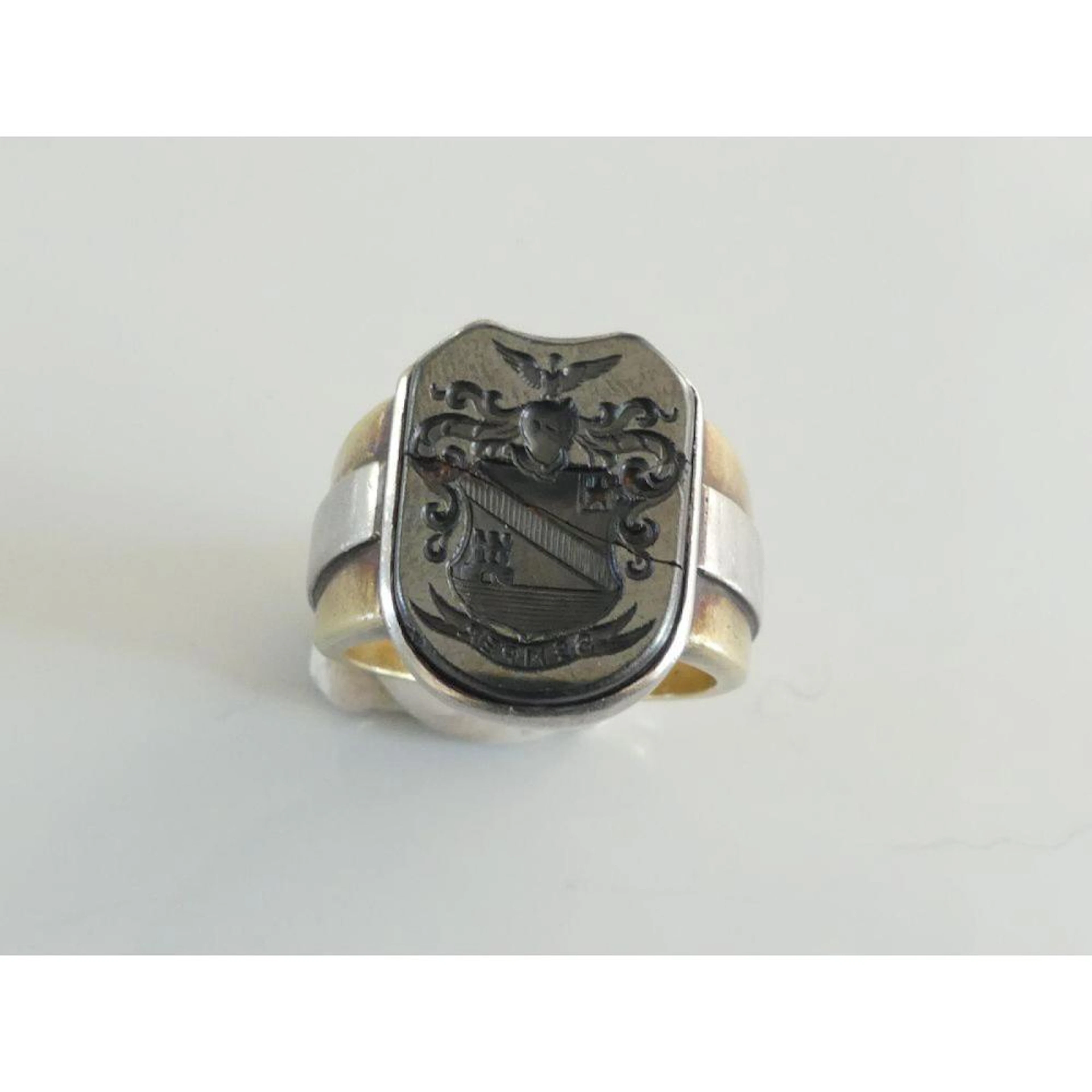 CHEVALIERE 2 ors 750°/°° ornée d?une plaque en onyx à décor d?un blason armorié