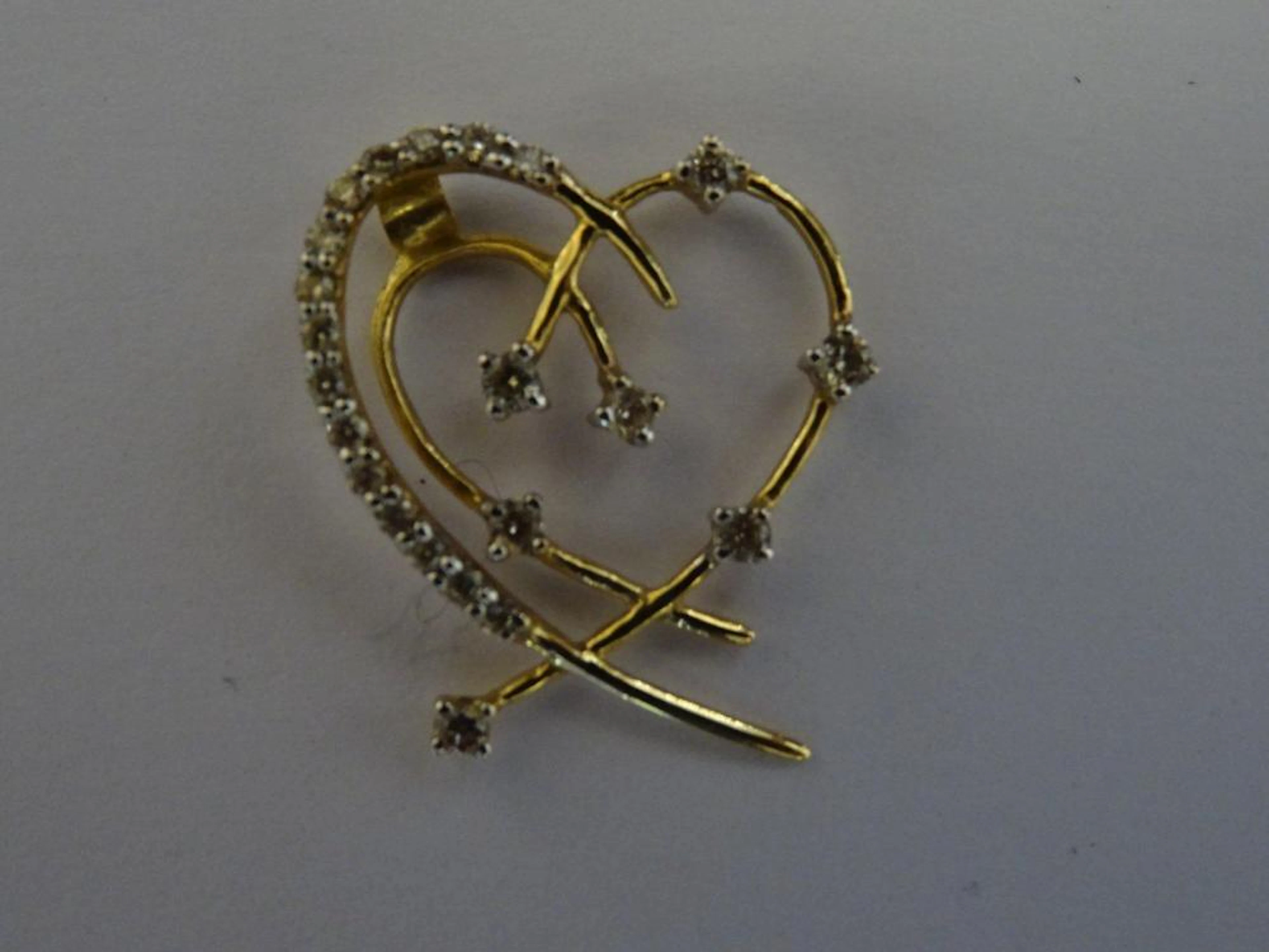 PENDENTIF c?ur en or jaune 750°/°° évidé serti de diamants