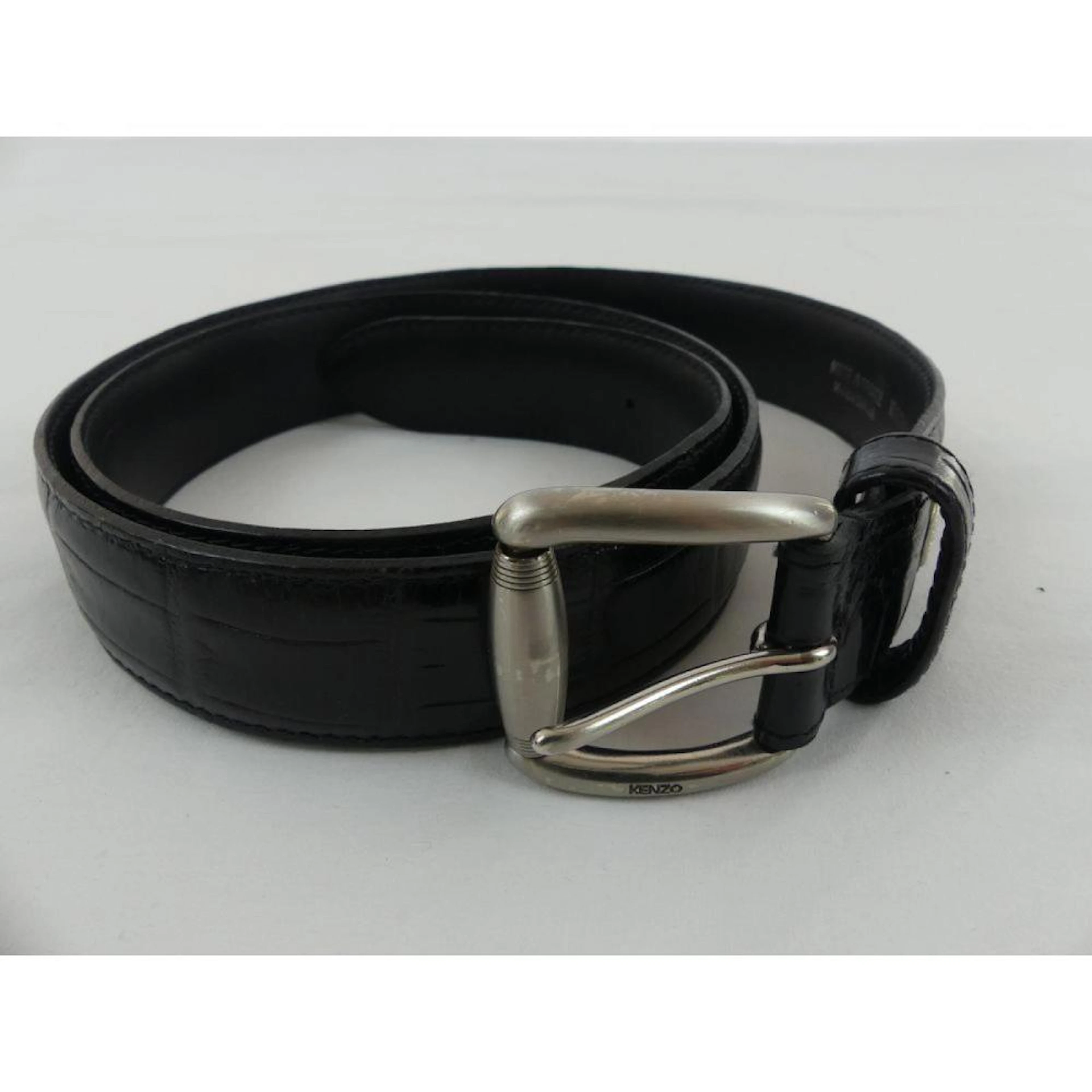 KENZO. Ceinture en cuir noir façon croco. Boucle en métal argenté. T.105.