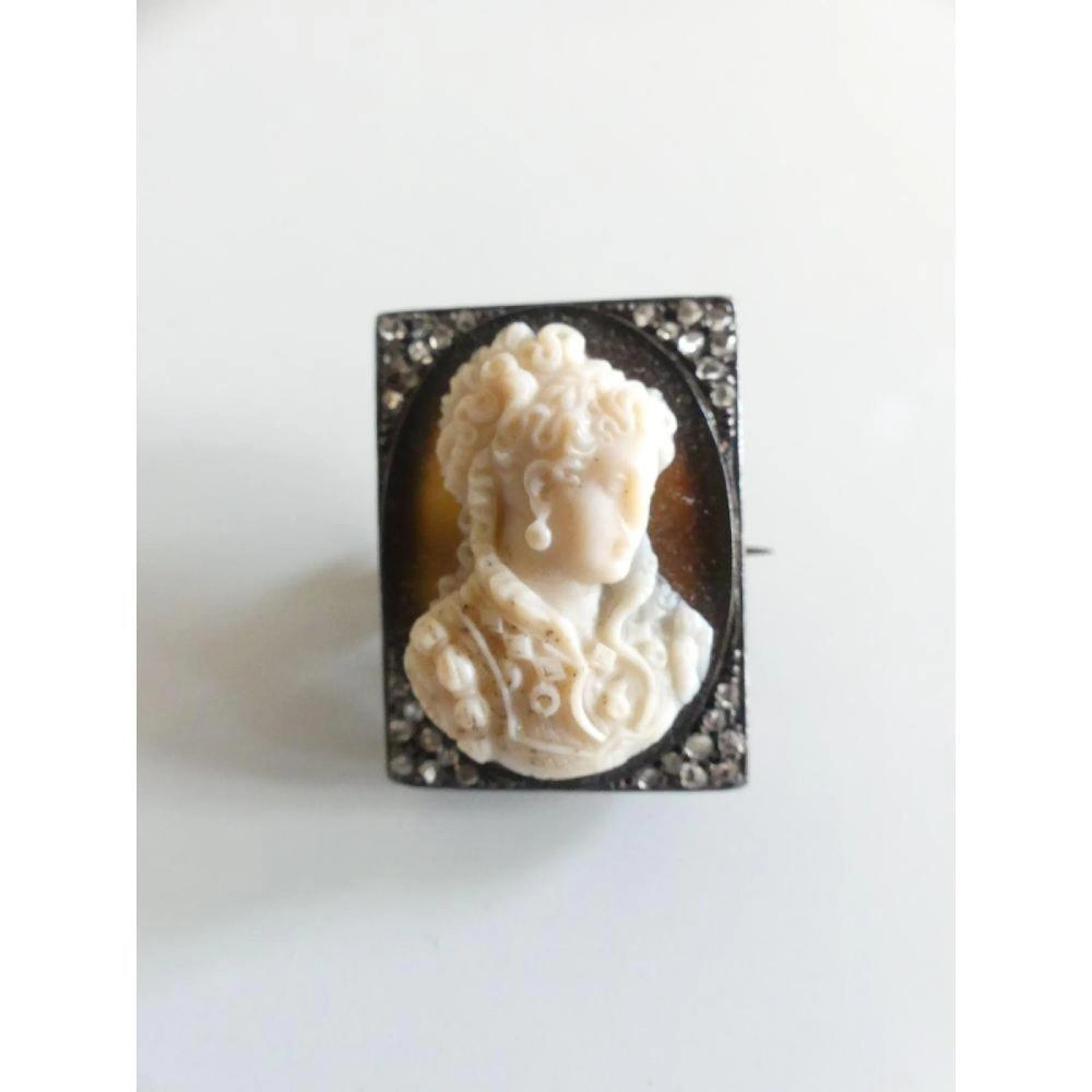 BROCHE camée rectangulaire en or 750°/°° ornée d?une tête...