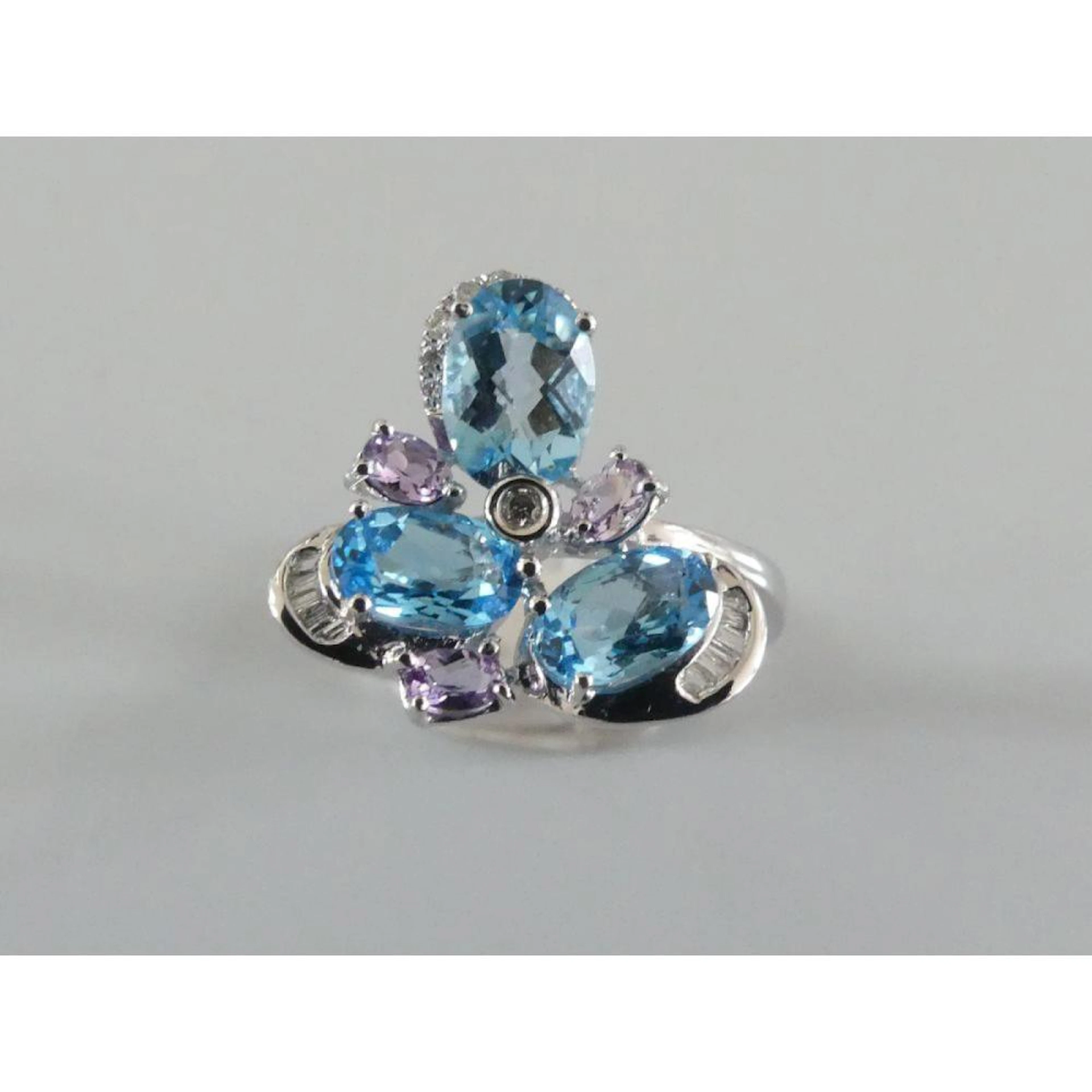 BAGUE fleur en or blanc 750°/°° ornée de 3 topazes bleues