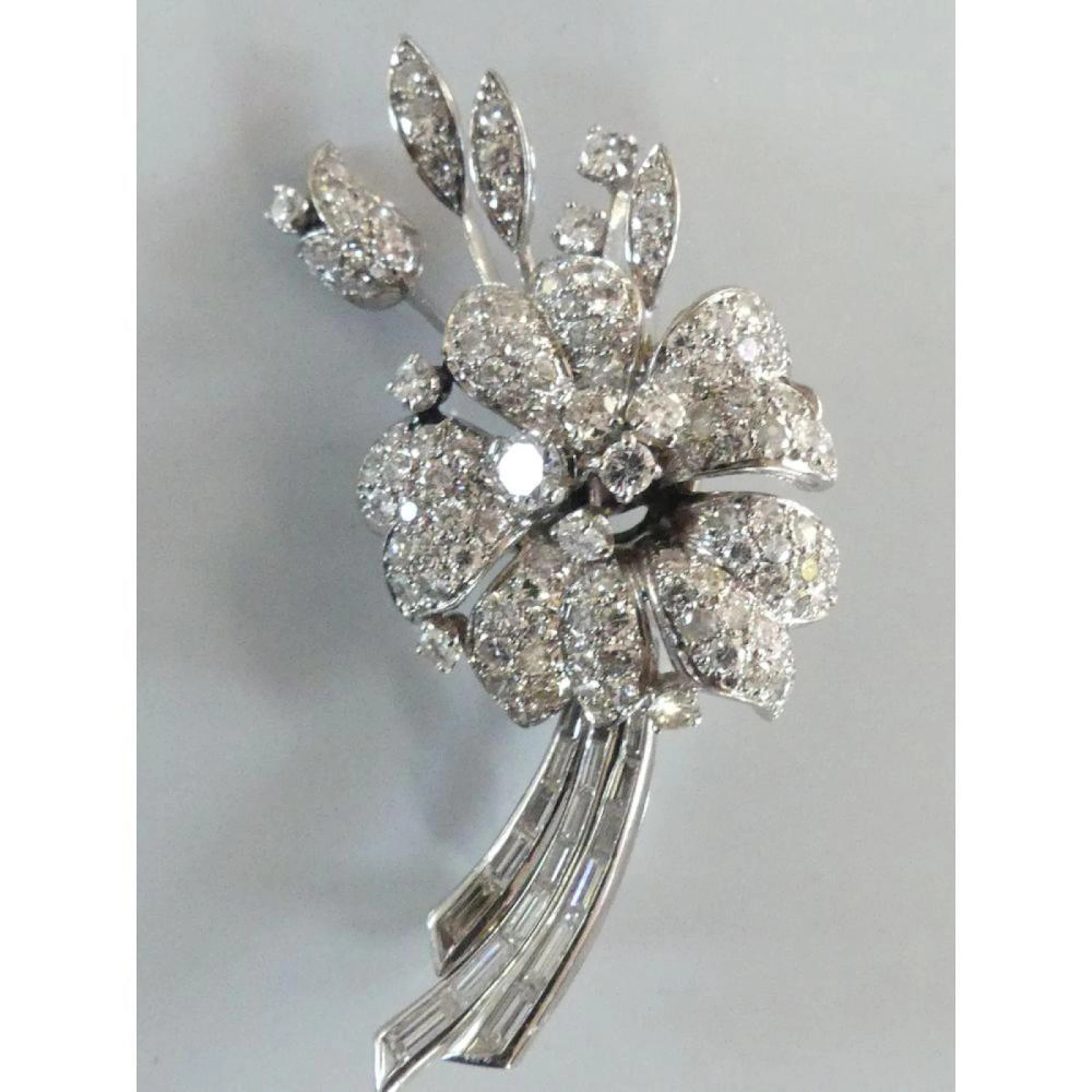 BROCHE fleur en or blanc 750°/°° ornée de diamants ronds...