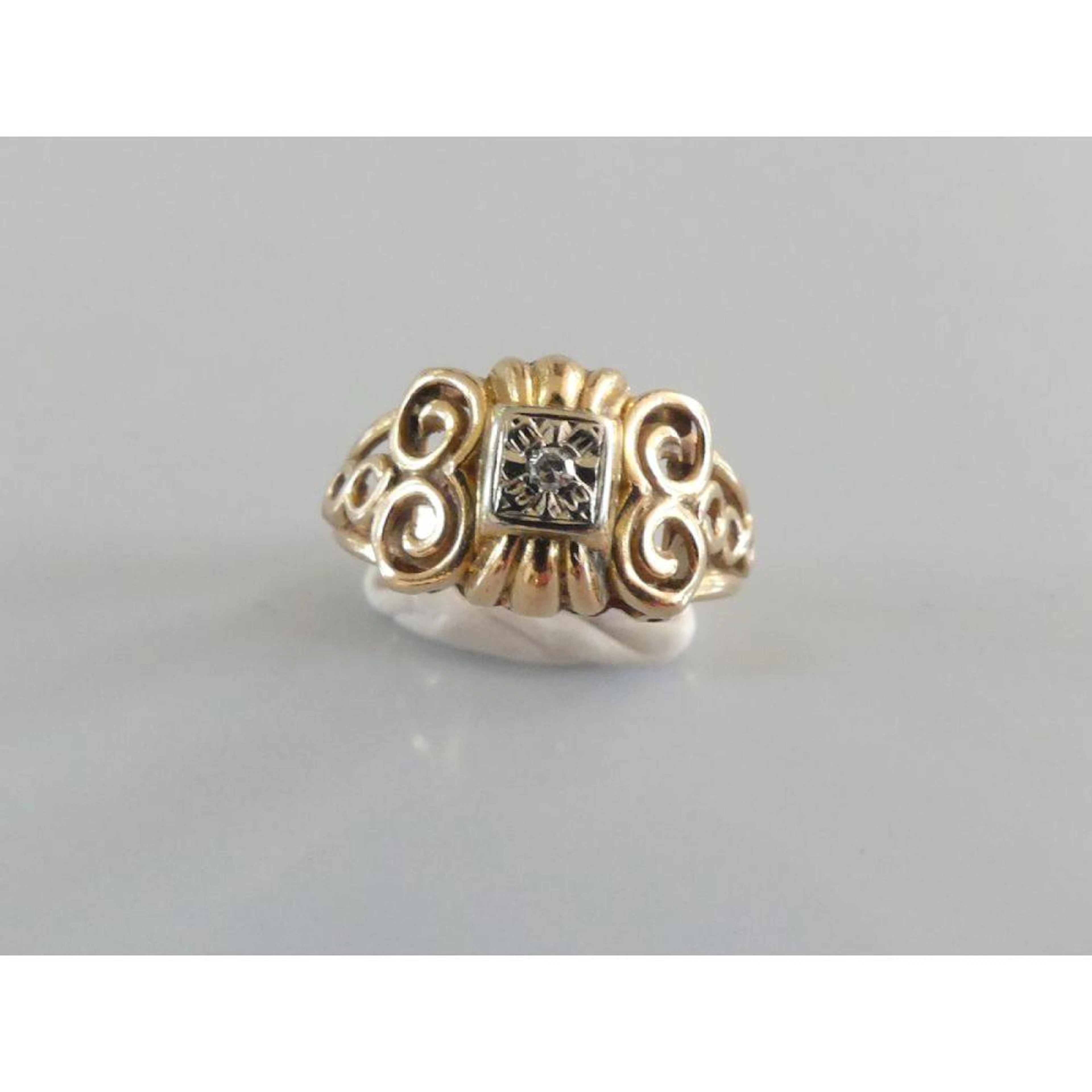 BAGUE en or 750°/°° filigrané orné d?un diamant. TDD.49. PB.1,99grs.