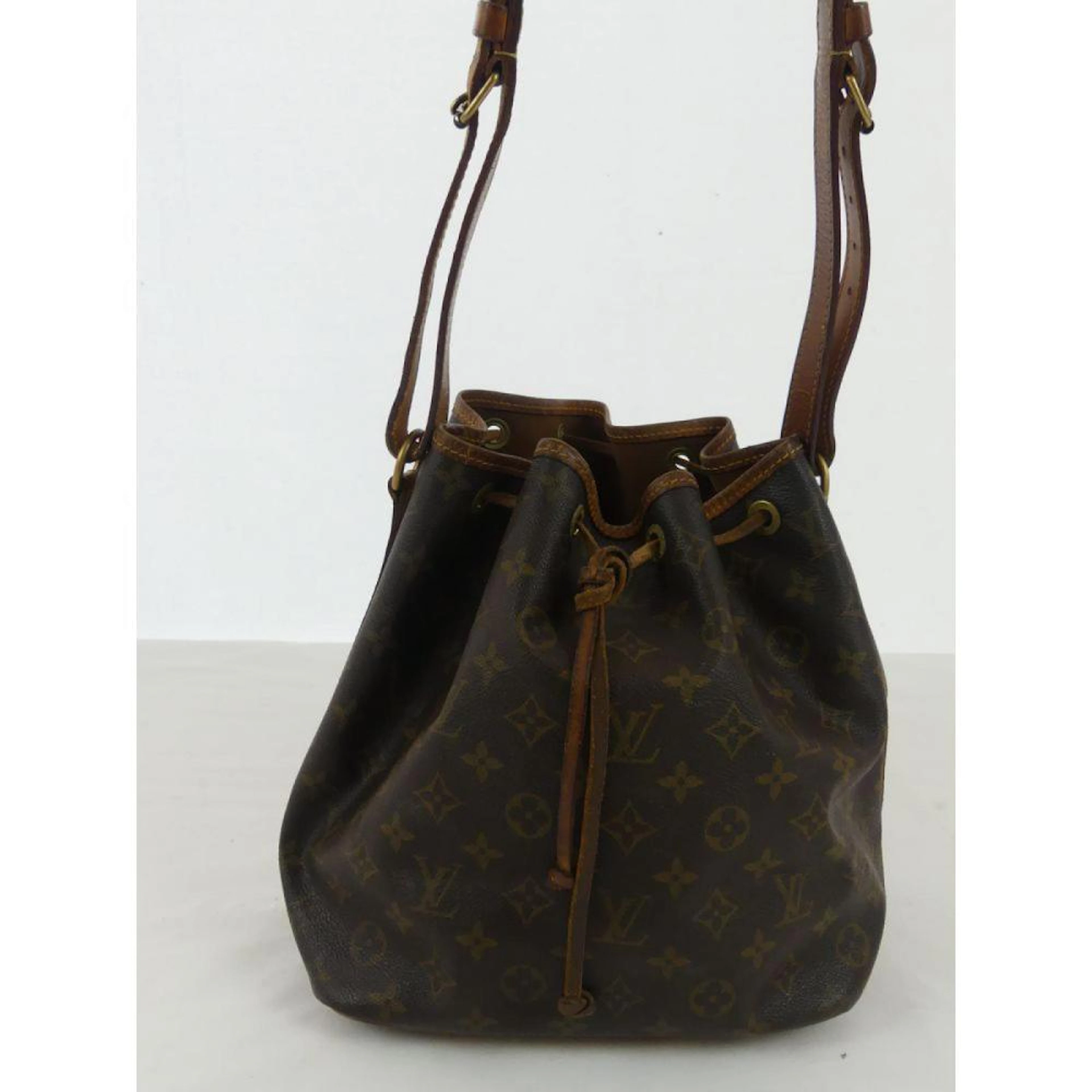 VUITTON. Sac Noé en toile monogram et cuir naturel