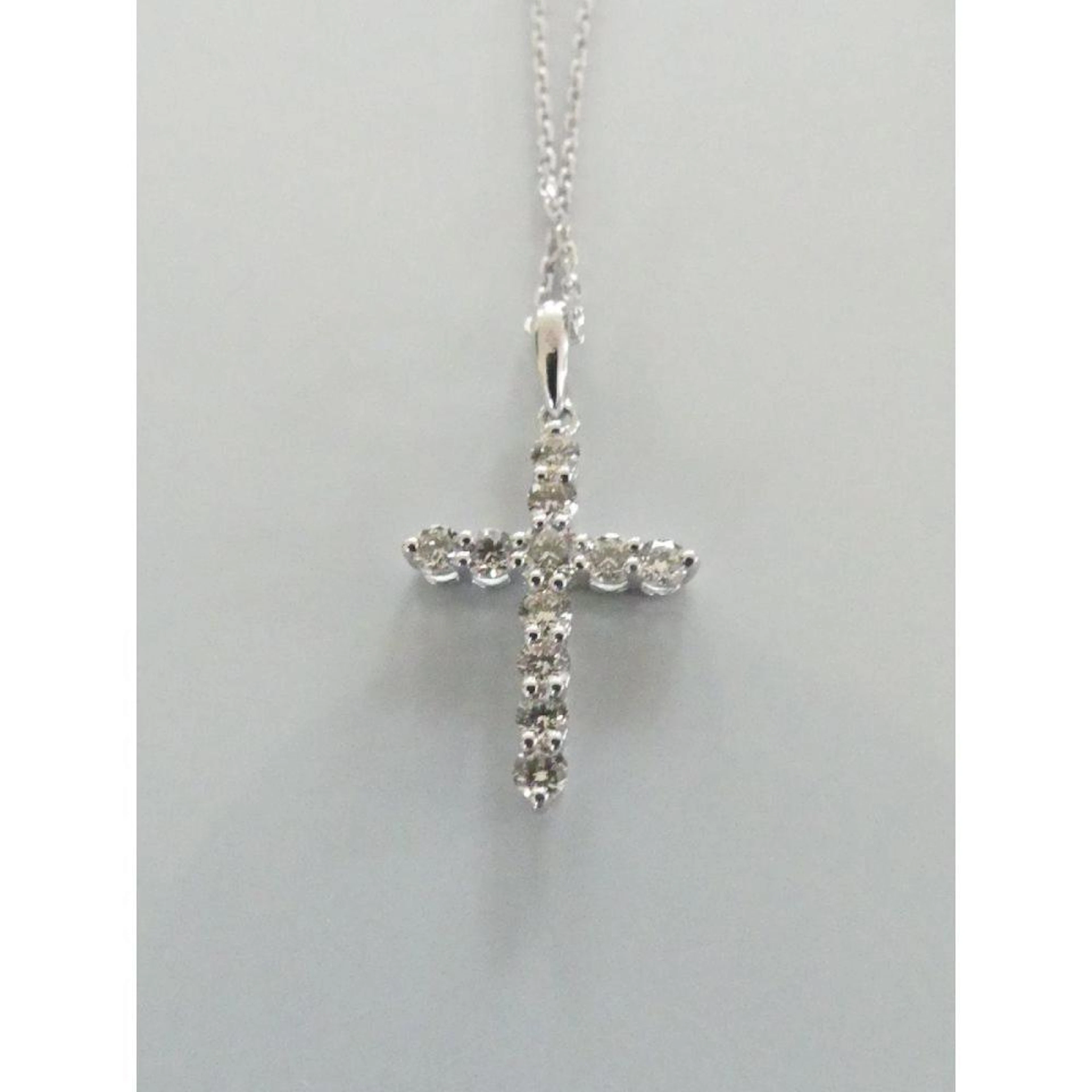 PENDENTIF croix en or blanc 750°/°° orné de 11 diamants pour 0ct50 env