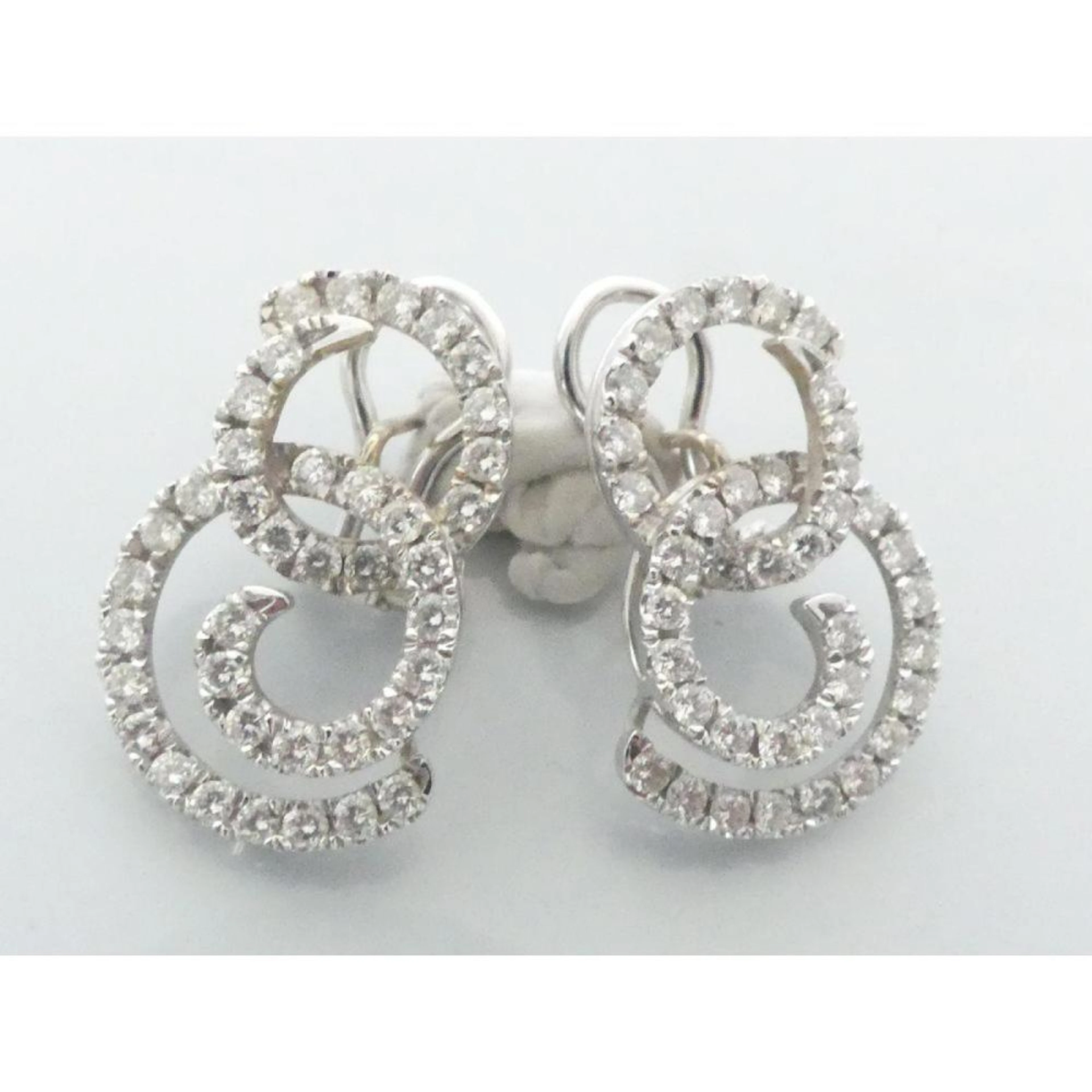 PAIRE DE BOUCLES D?OREILLES en or blanc 750°/°° à motif...