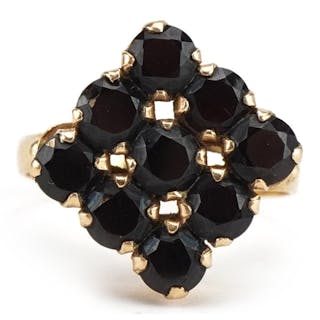 18ct gold black stone square cluster ring, size M, 4.6g