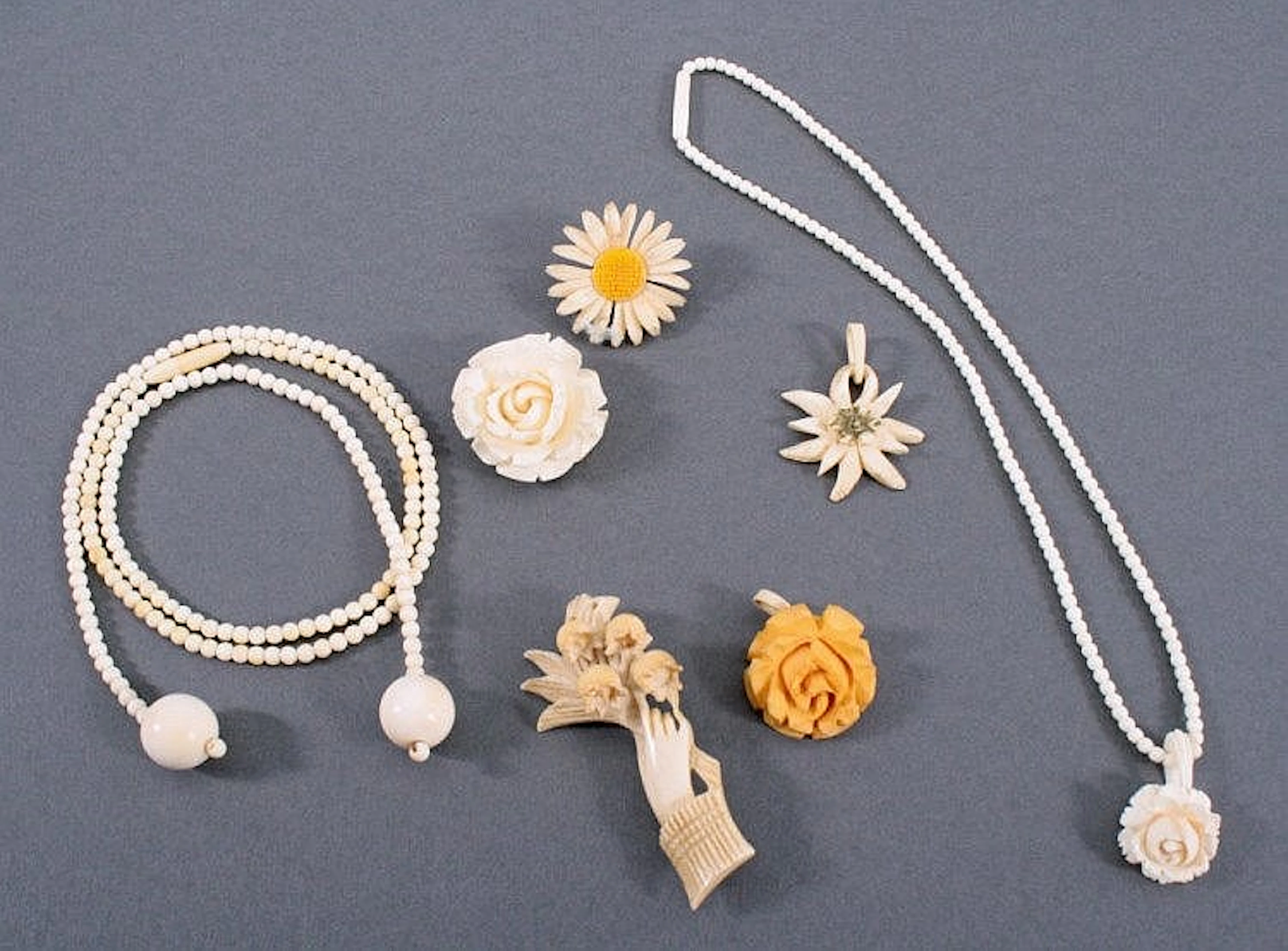 Konvolut antiker Elfenbeinschmuck