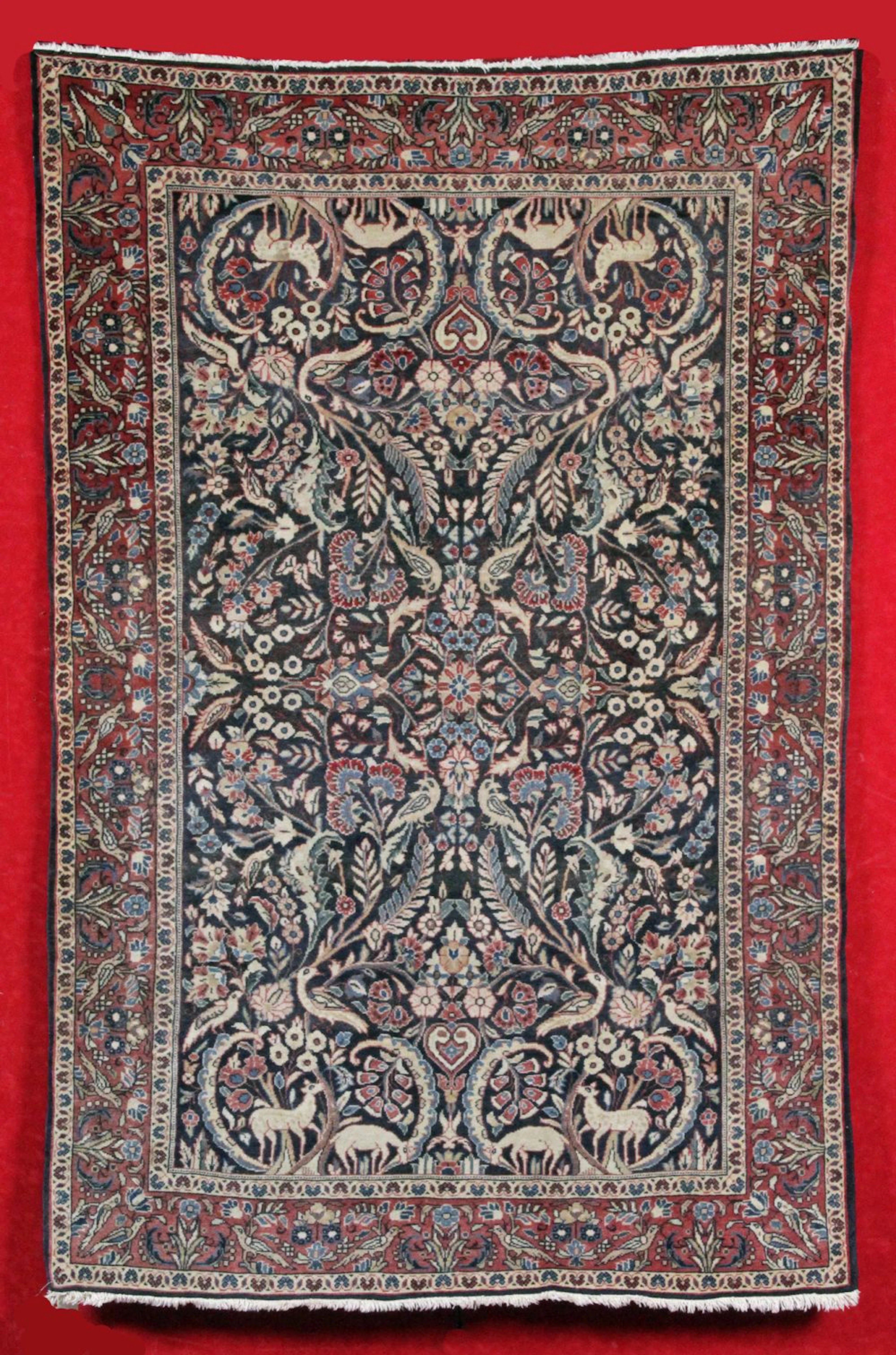 FIN TAPIS SAROUK (Iran) Vers 1965. Fond bleu nuit à ramages floraux polychr