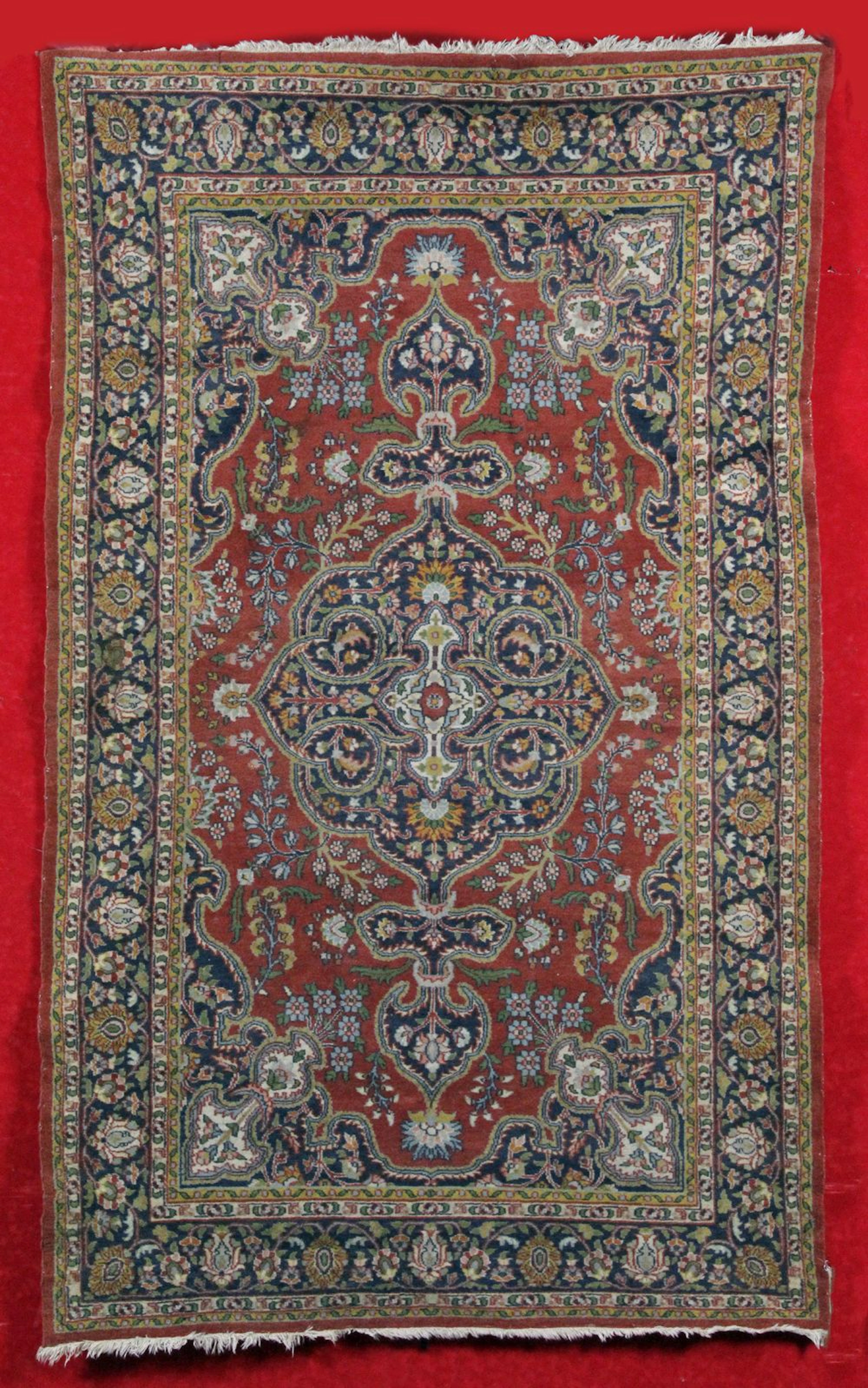 FIN TAPIS INDIEN (Vers 1975) A décor floral. 197 x 12 cm