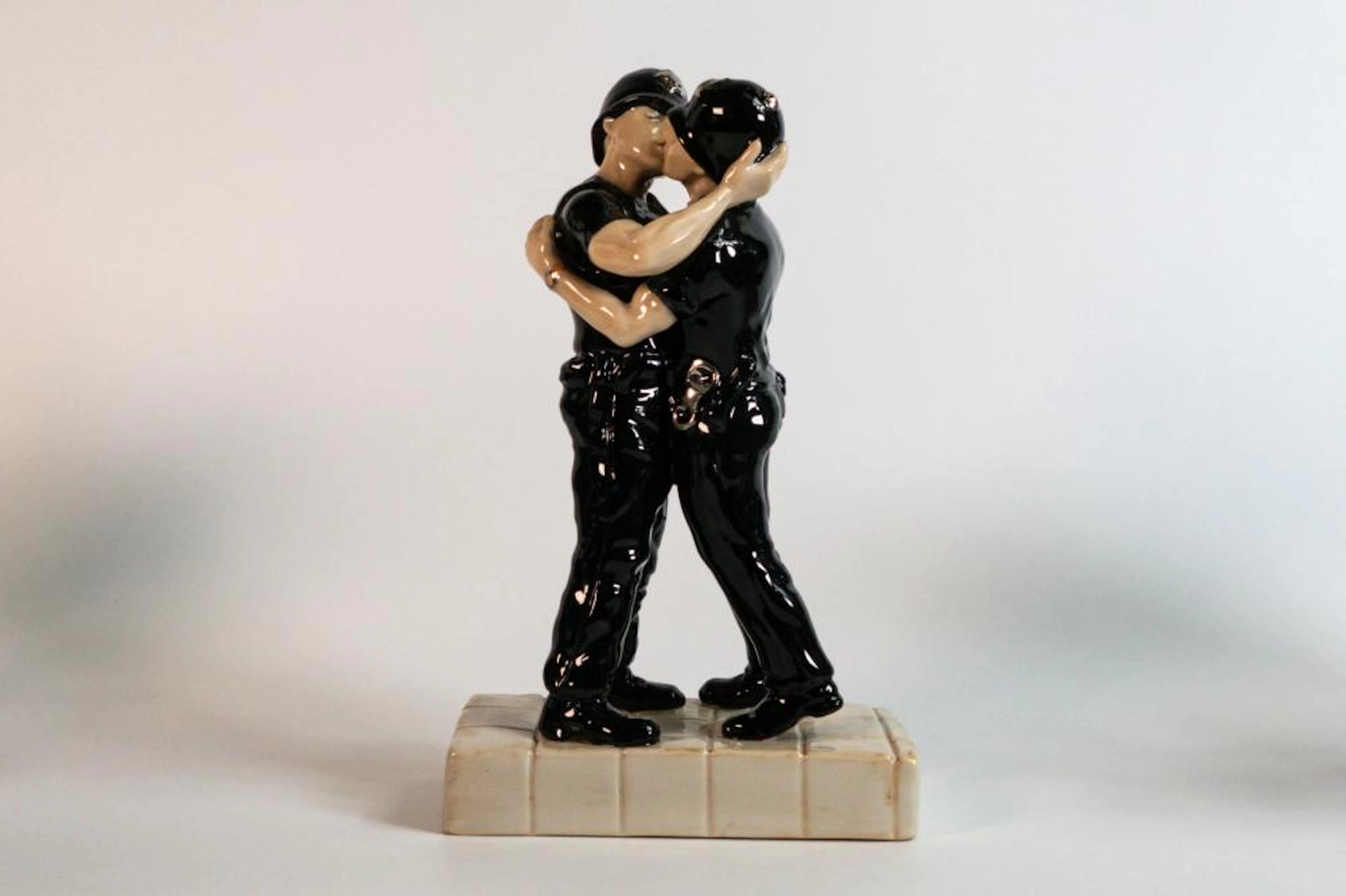 Kevin Francis / Peggy Davies Figure Banksy Kissing Policeme