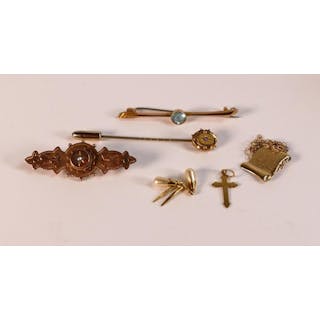 Assorted 9ct gold jewellery including bar brooches etc