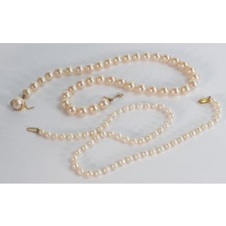 String of cultured pearls (6cm) with 9ct gold catch measuring 46cm long