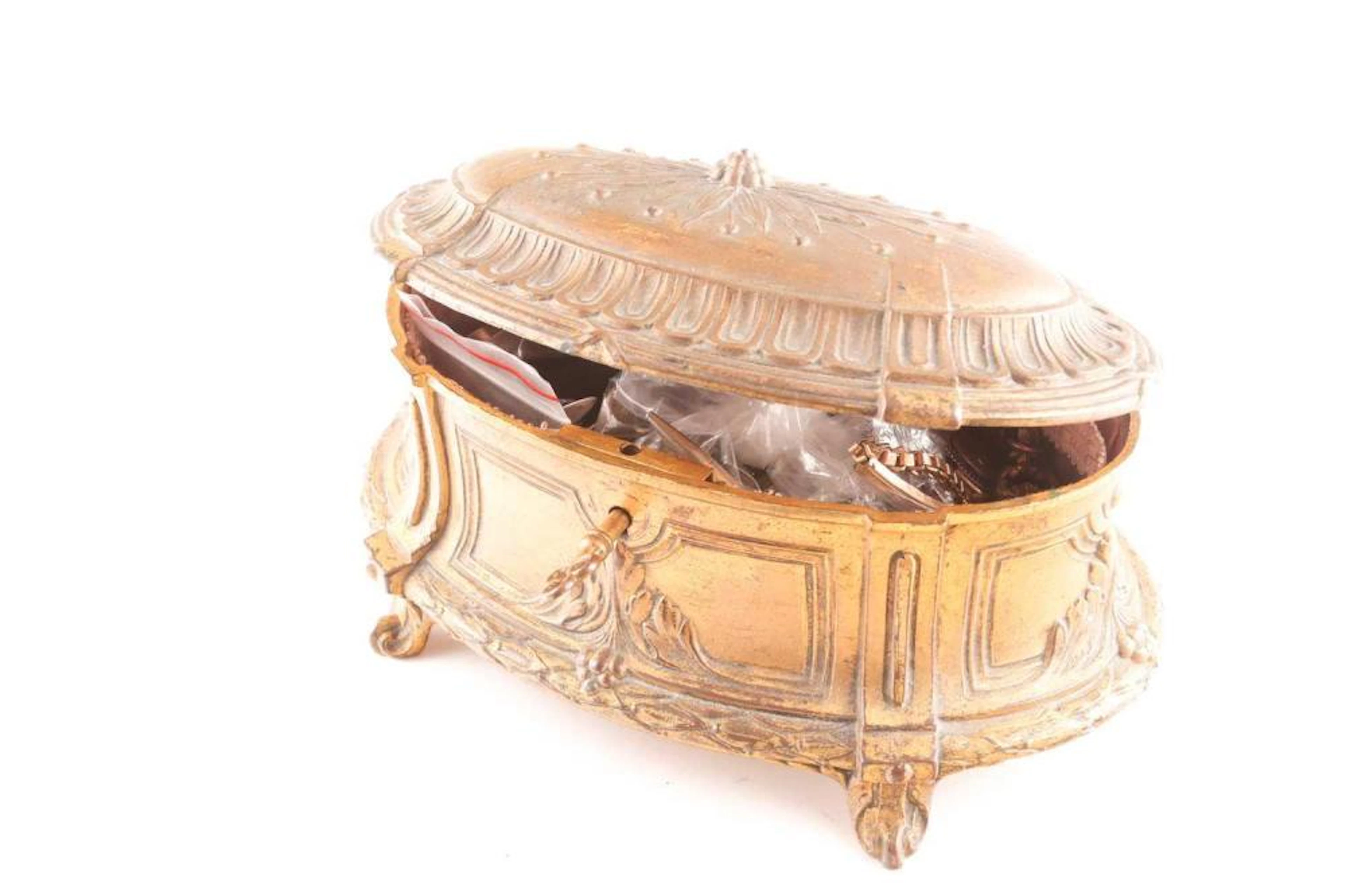 A small group of costume jewellery items