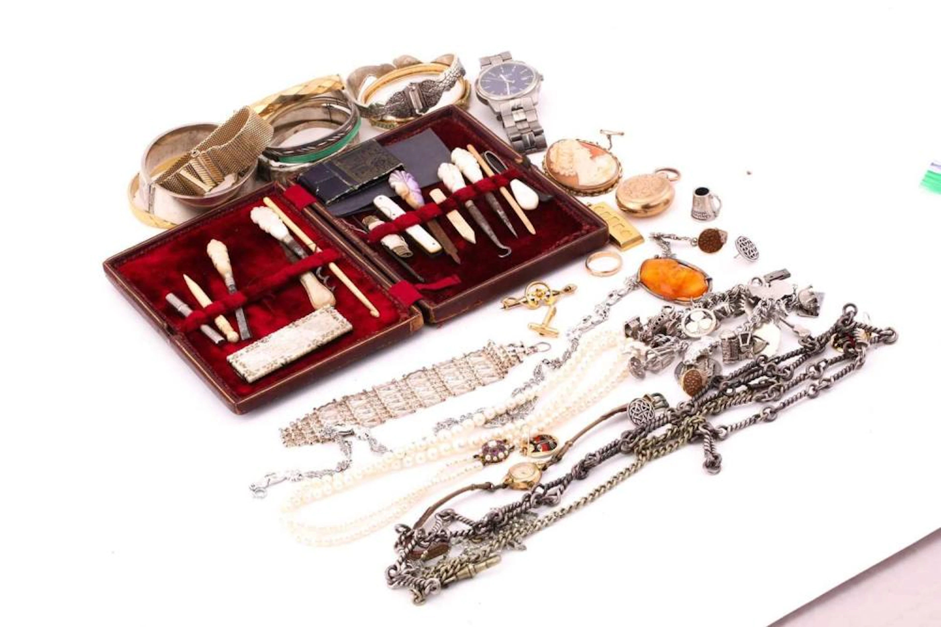 A mixed lot of gold and costume jewellery, to incl?