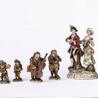 Gruppo di sette sculture in porcellana, manifatture e soggetti diverse