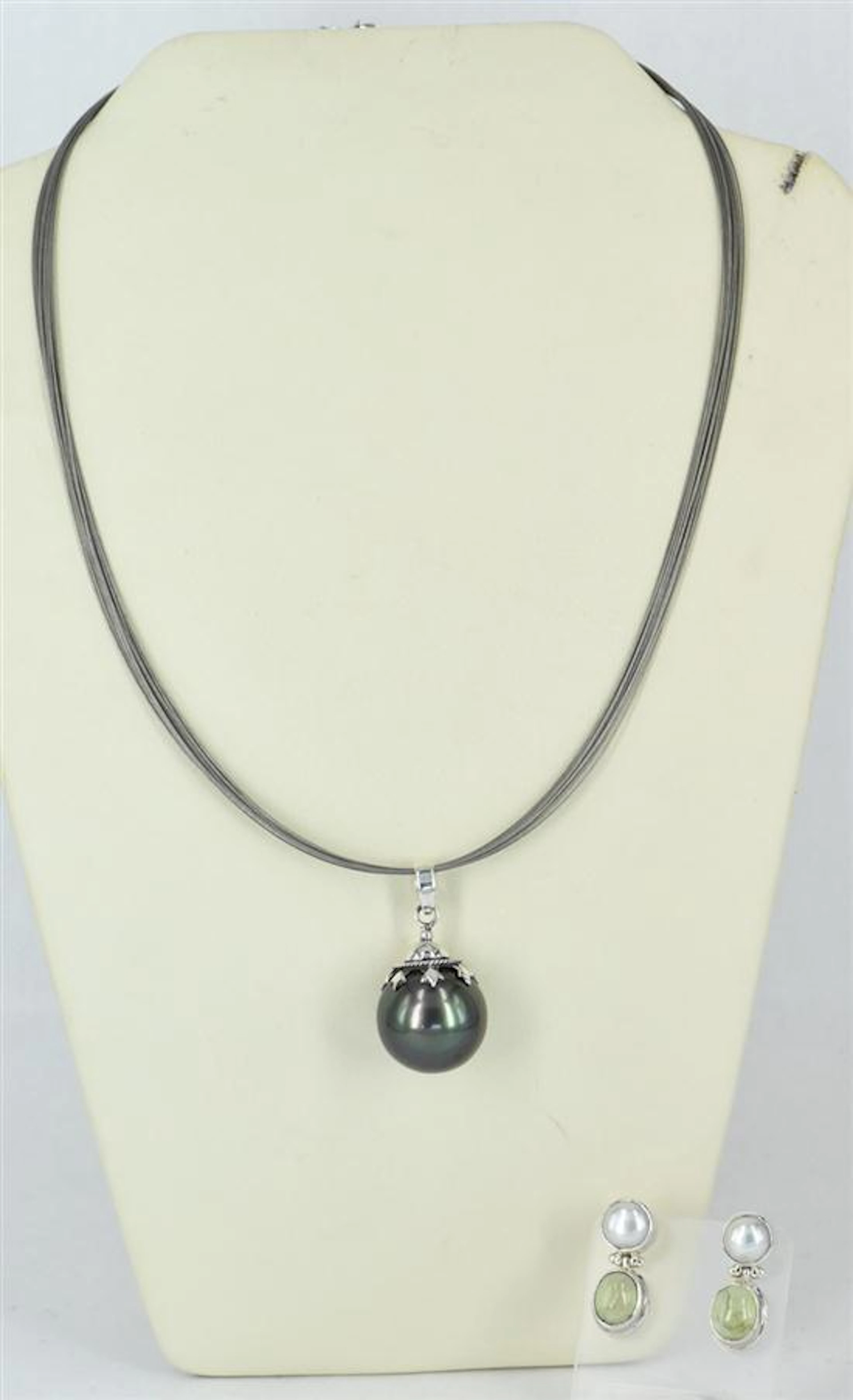 A PEARL PENDANT