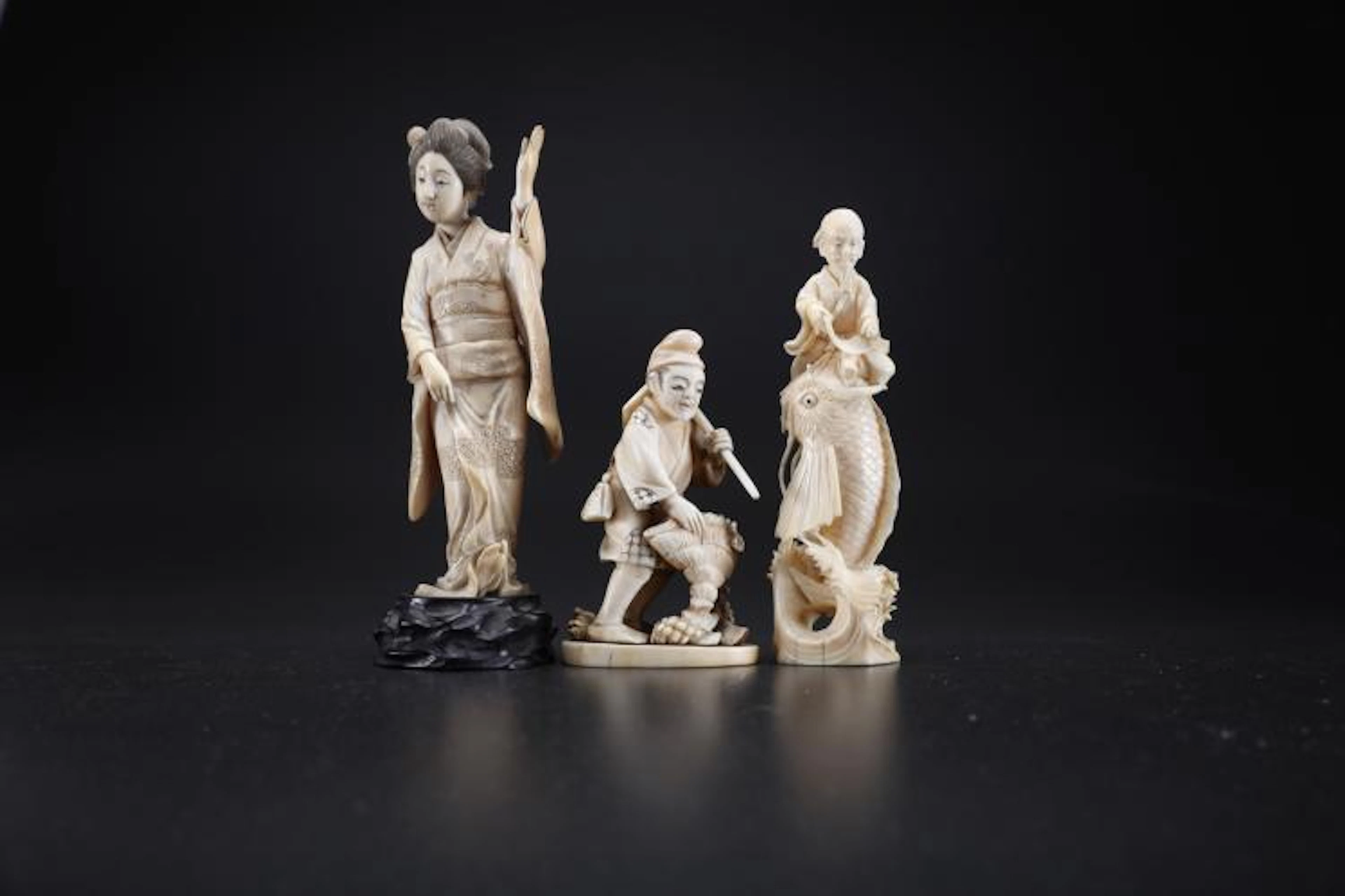 Arte Giapponese A group of three figure okimono Japan, late 19th century