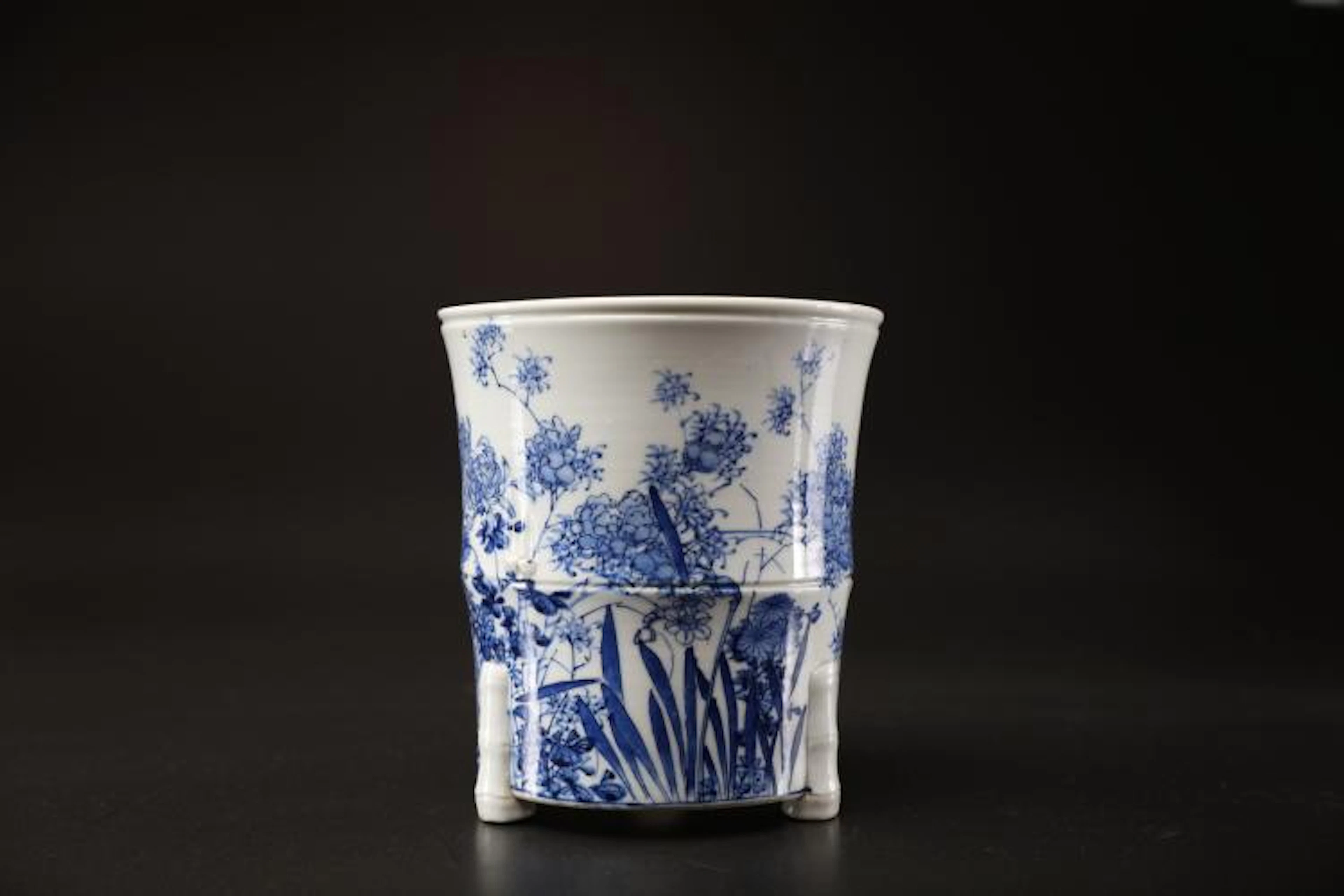 Arte Giapponese A blue and white porcelain brushpot in...