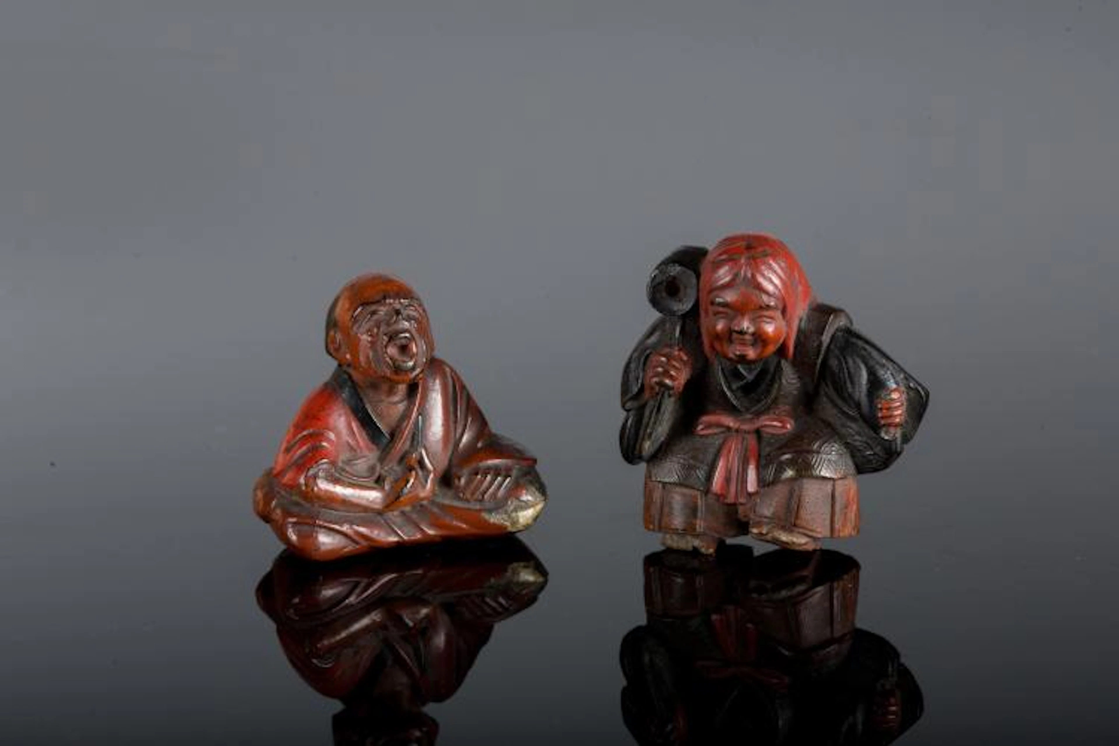 Arte Giapponese Two wooden lacquered netsuke Japan, 19th century