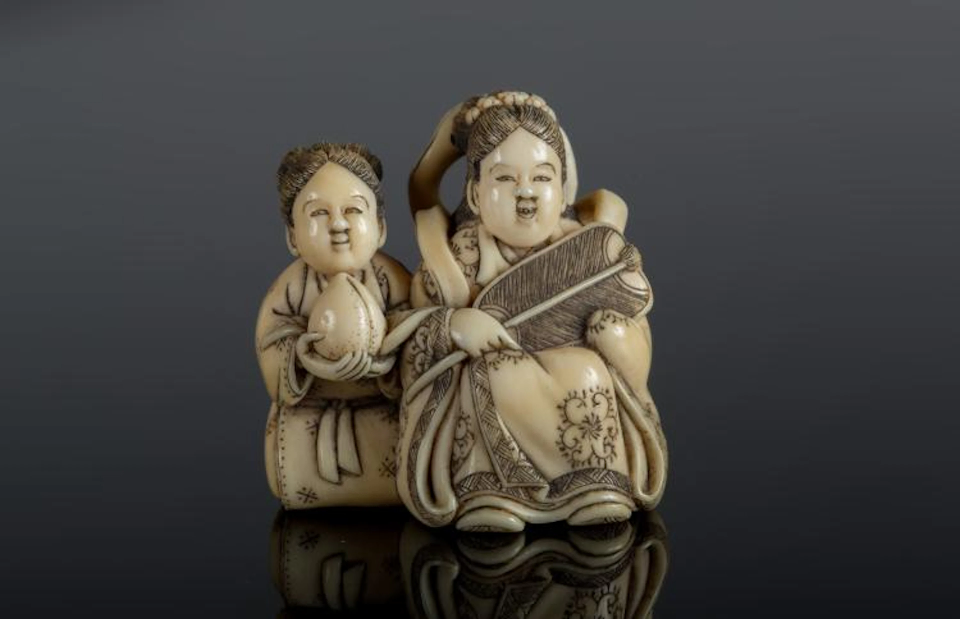 Arte Giapponese An ivory netsuke depicting two ladies