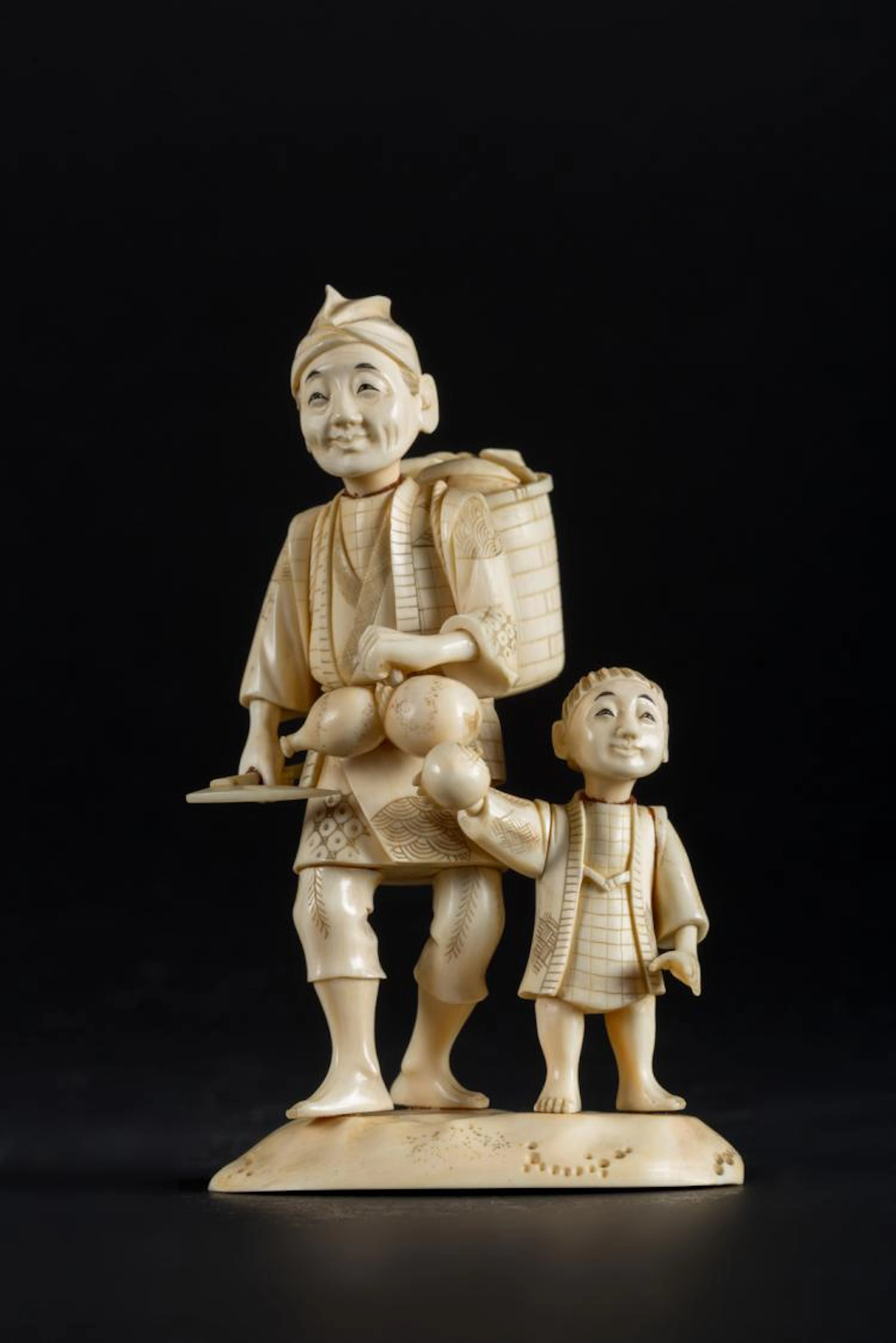 Arte Giapponese An ivory okimono depicting a farmer and a child