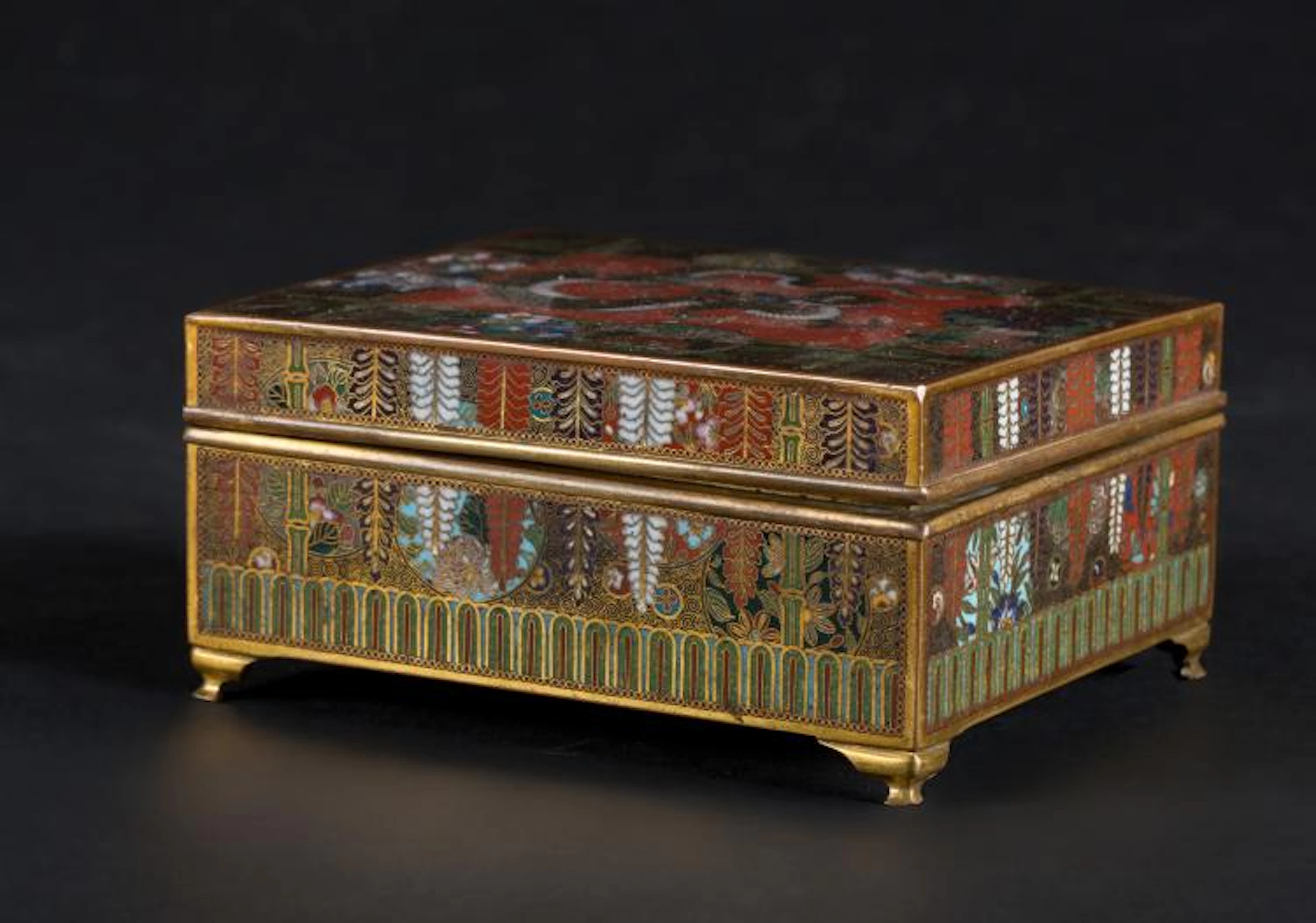 Arte Giapponese A cloisonné square box decorated with dragon on the top Japan