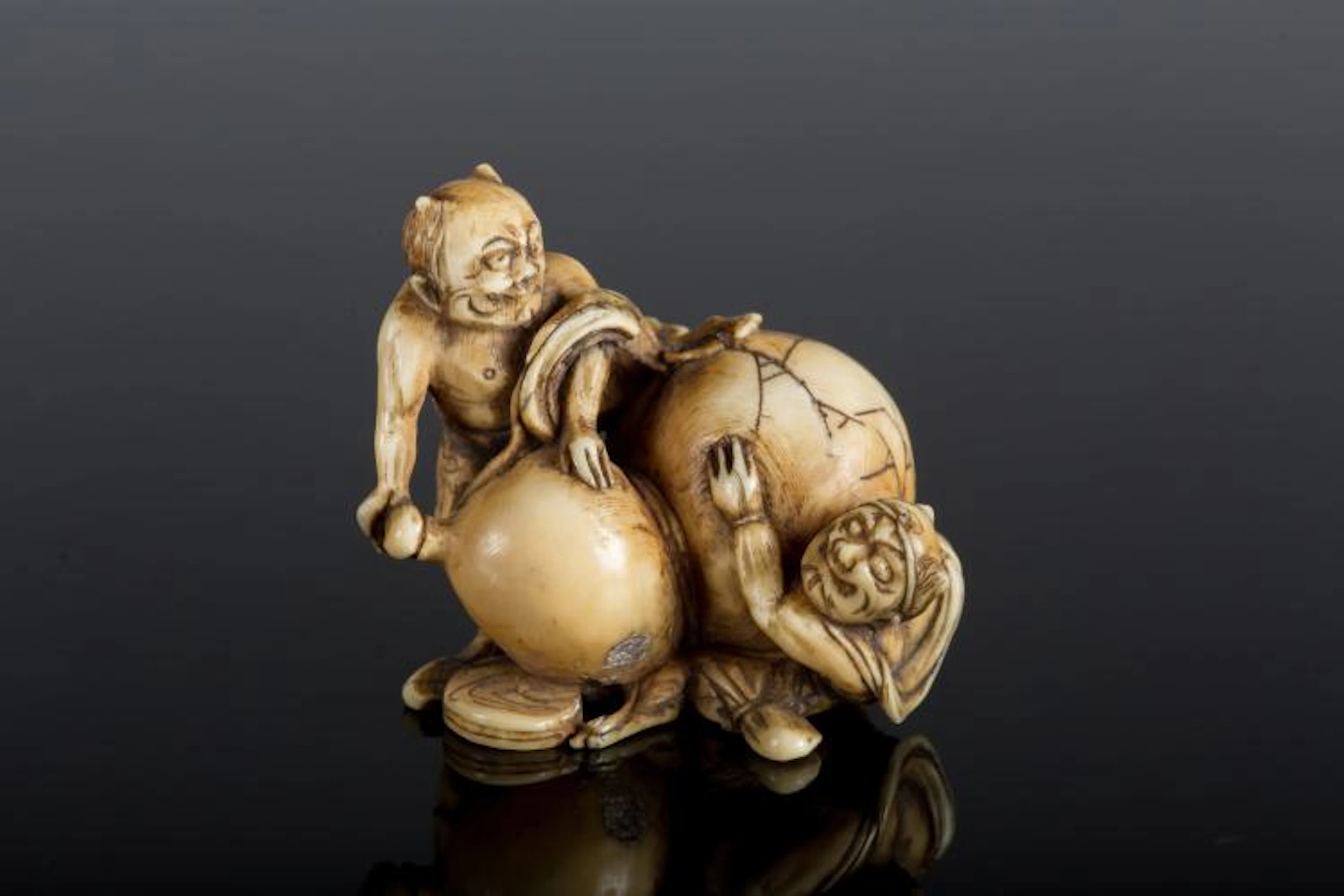 Arte Giapponese An ivory netsuke depicting two mythological oni creatures