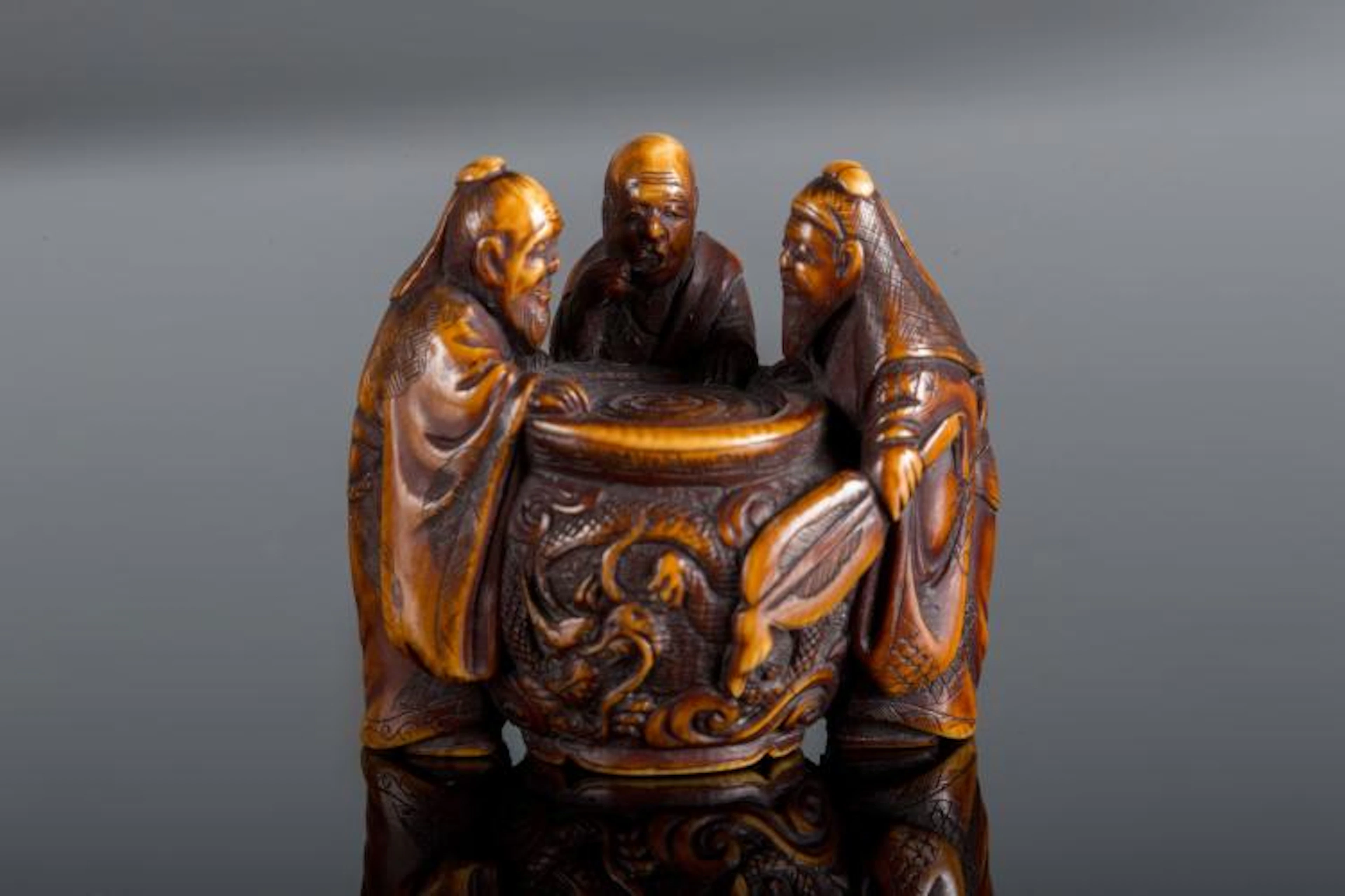 Arte Giapponese An ivory netsuke depicting three...