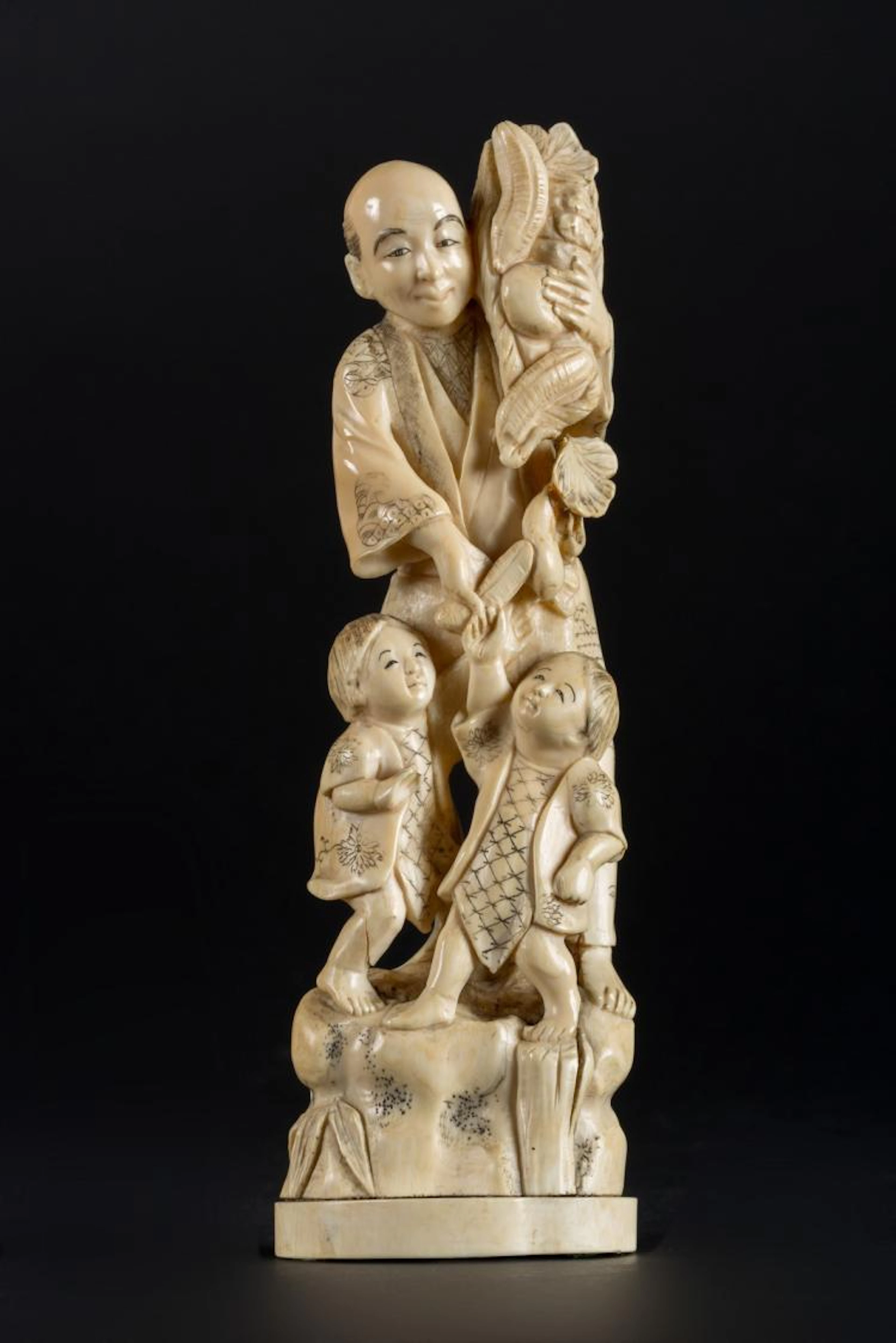 Arte Giapponese An ivory okimono depicting an old man with two children Japan