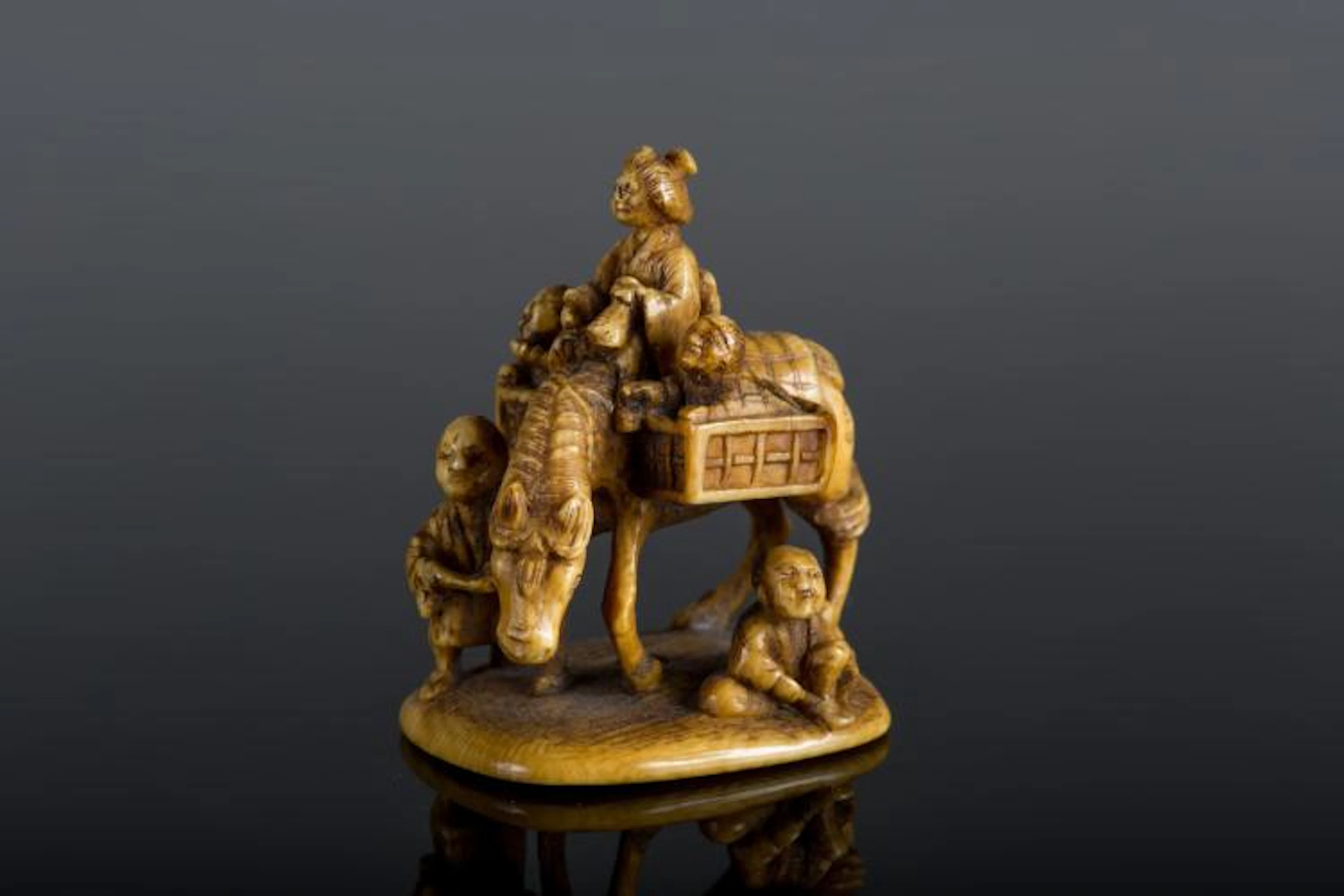 Arte Giapponese An ivory netsuke depicting farmers on a chariot