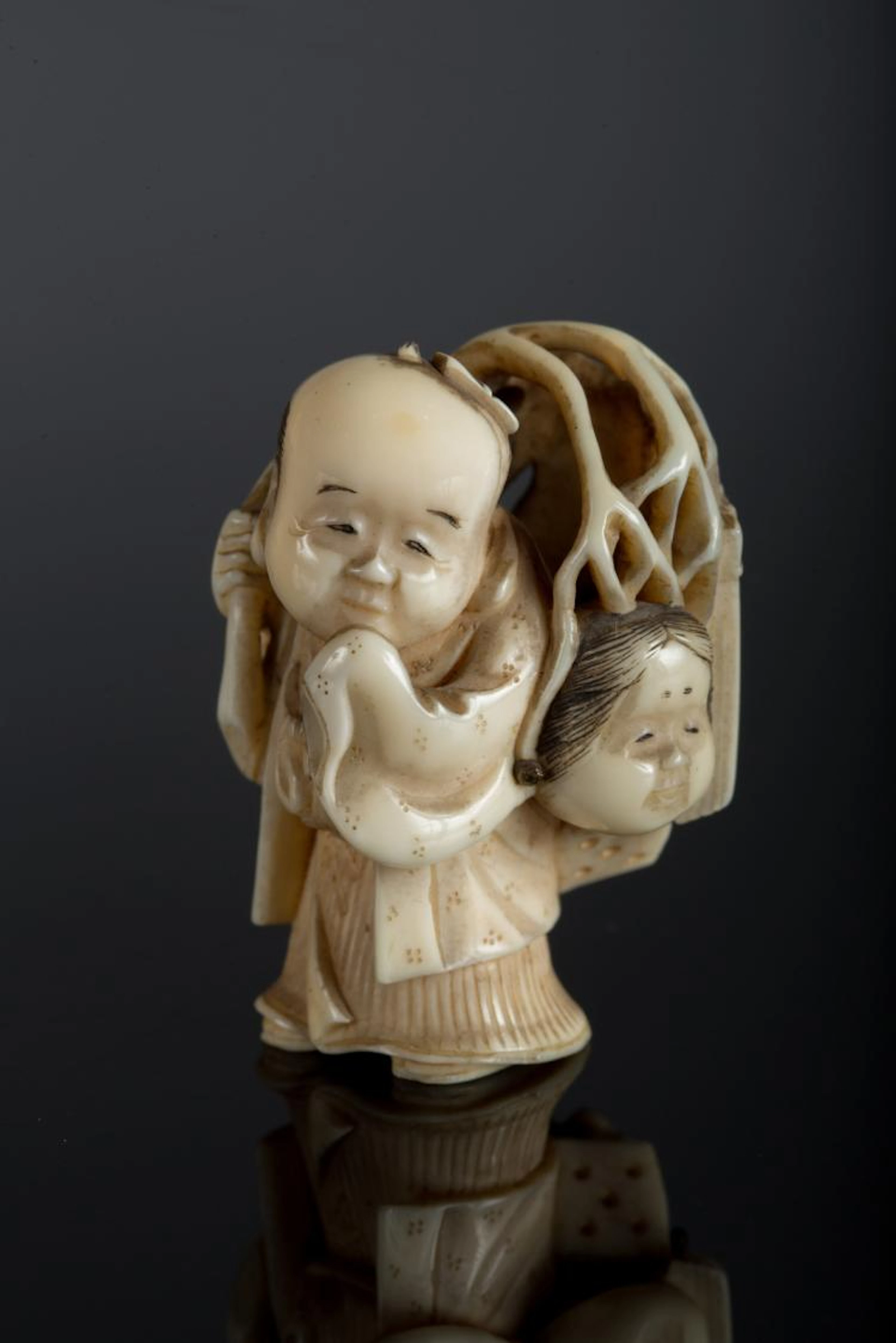 Arte Giapponese A small ivory okimono depicting a toy merchant