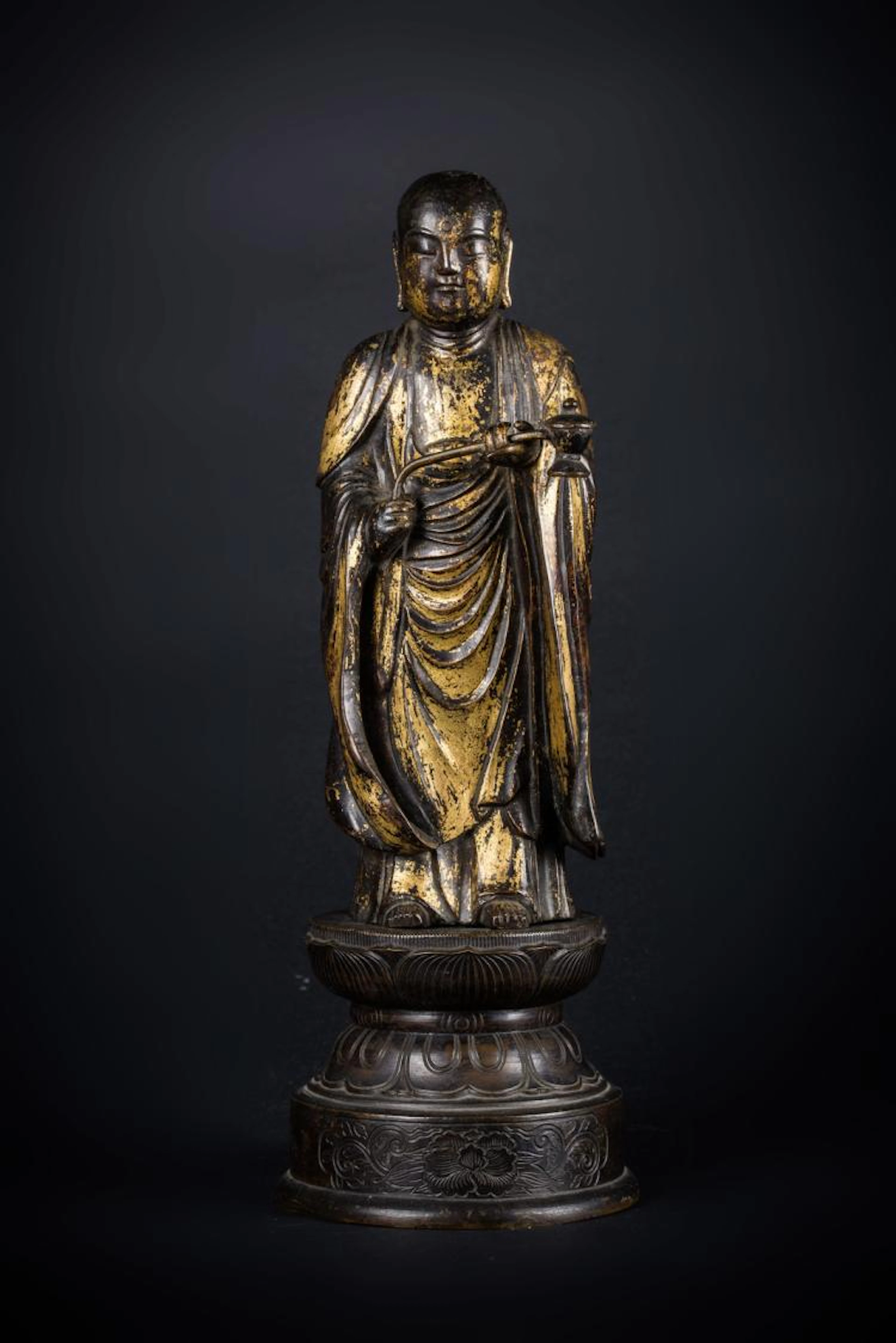 Arte Giapponese A gilt bronze figure of a standing monk...