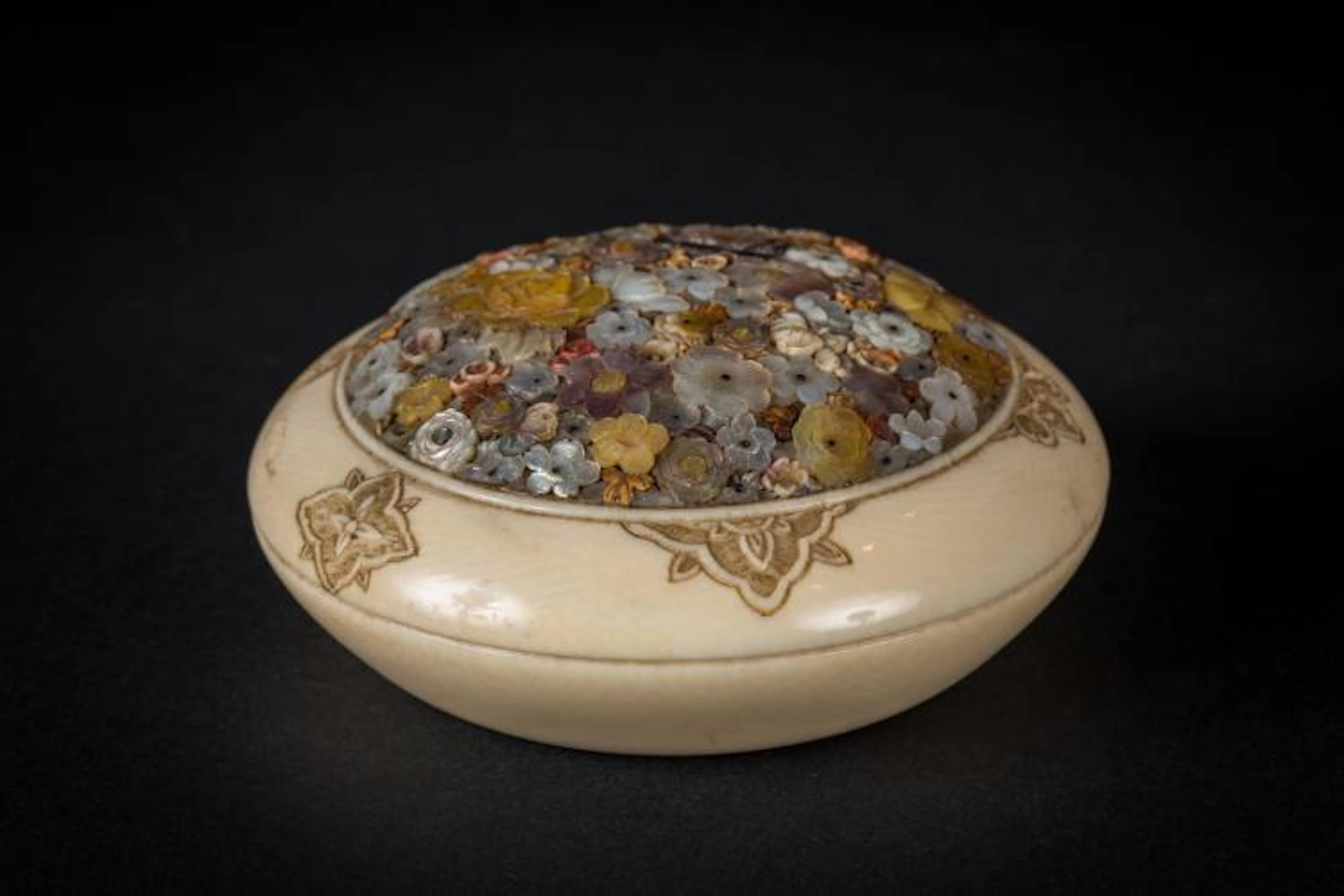 Arte Giapponese An ivory Shibayama round lidded box...