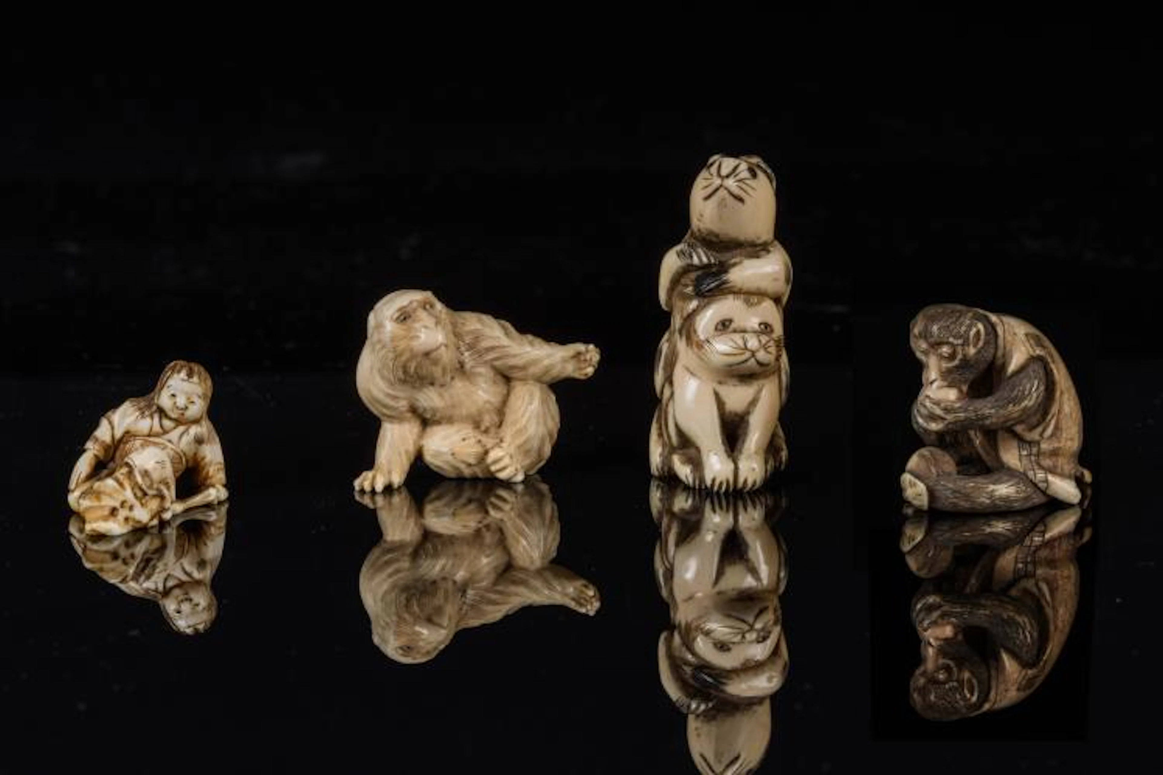 Arte Giapponese Two netsuke and two ivory okimono Japan, 19th century