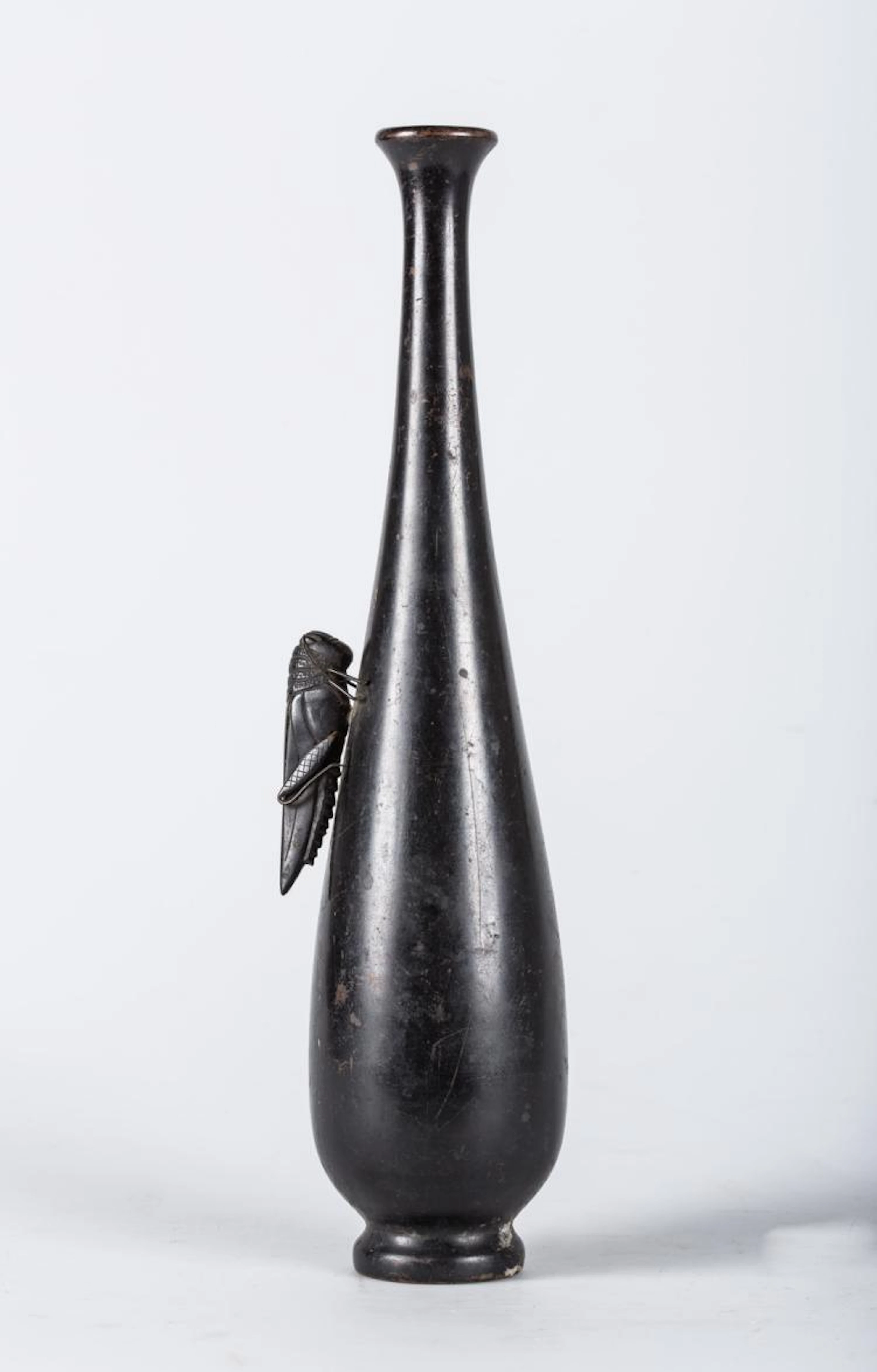 Arte Giapponese A cast bronze bottle with a cricket Japan