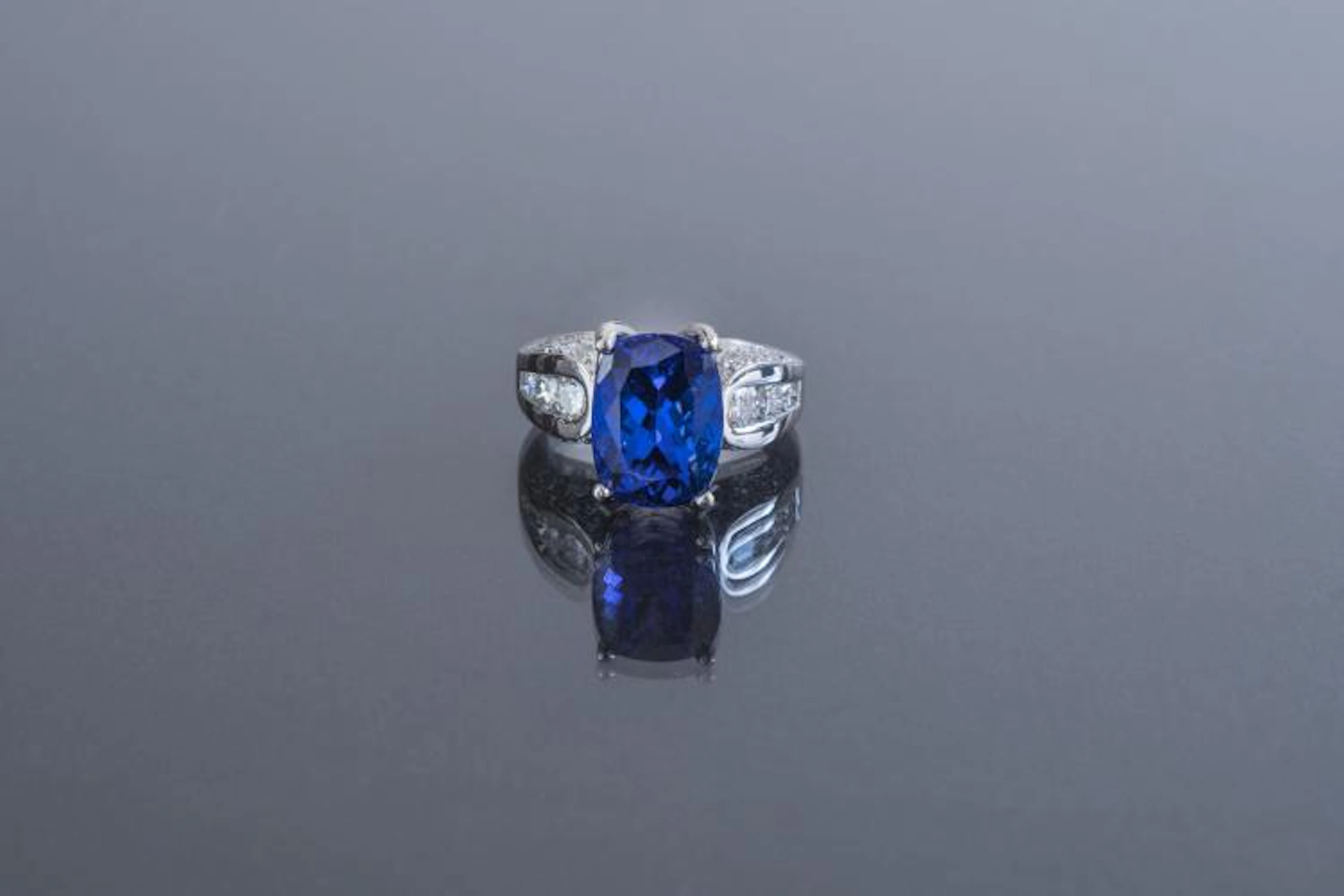Anello in oro bianco 18k con tanzanite cts 7.20 e diamanti. -. .