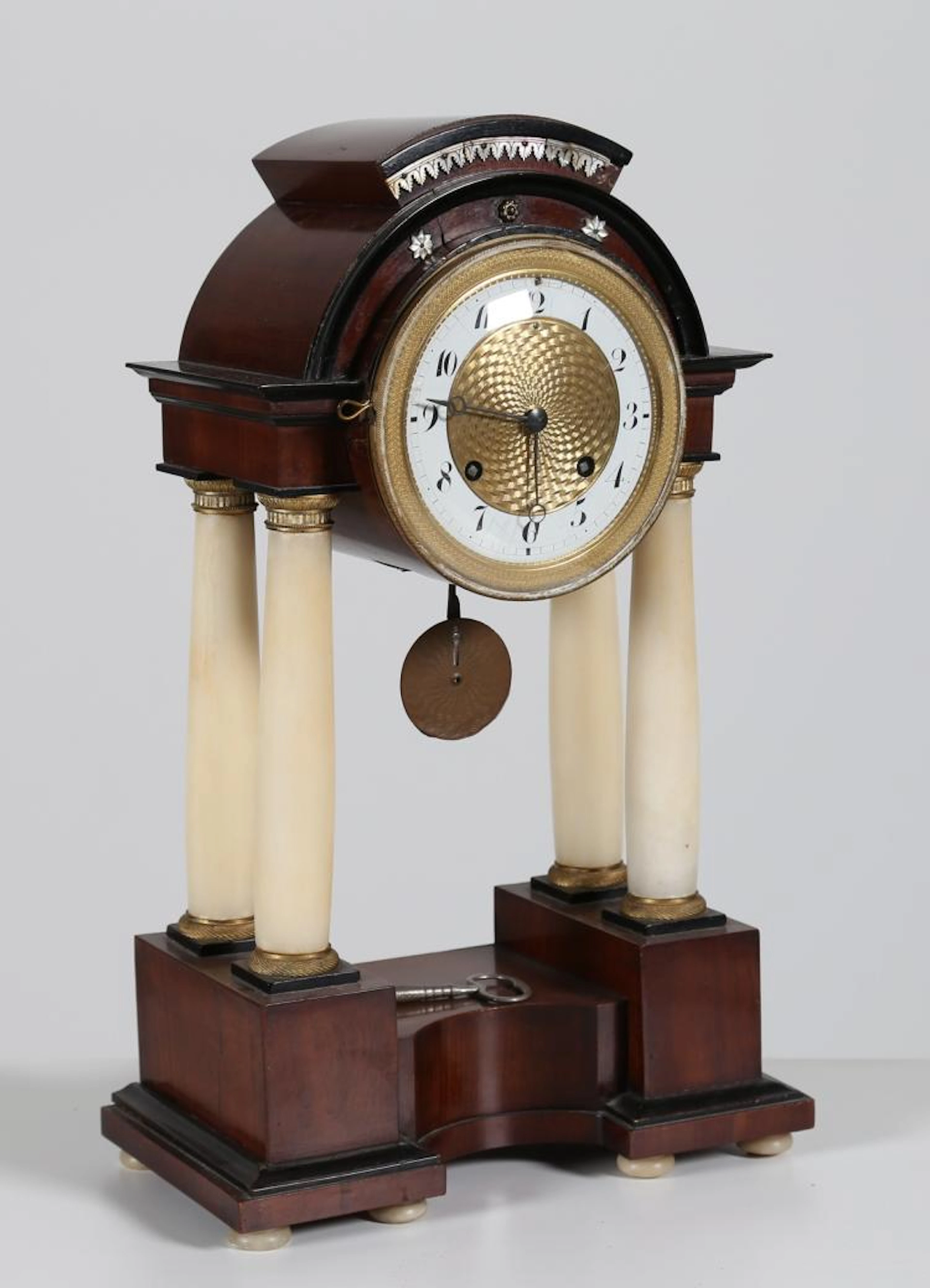 MANIFATTURA VENETA DEL XIX SECOLO Orologio da mensola "a...