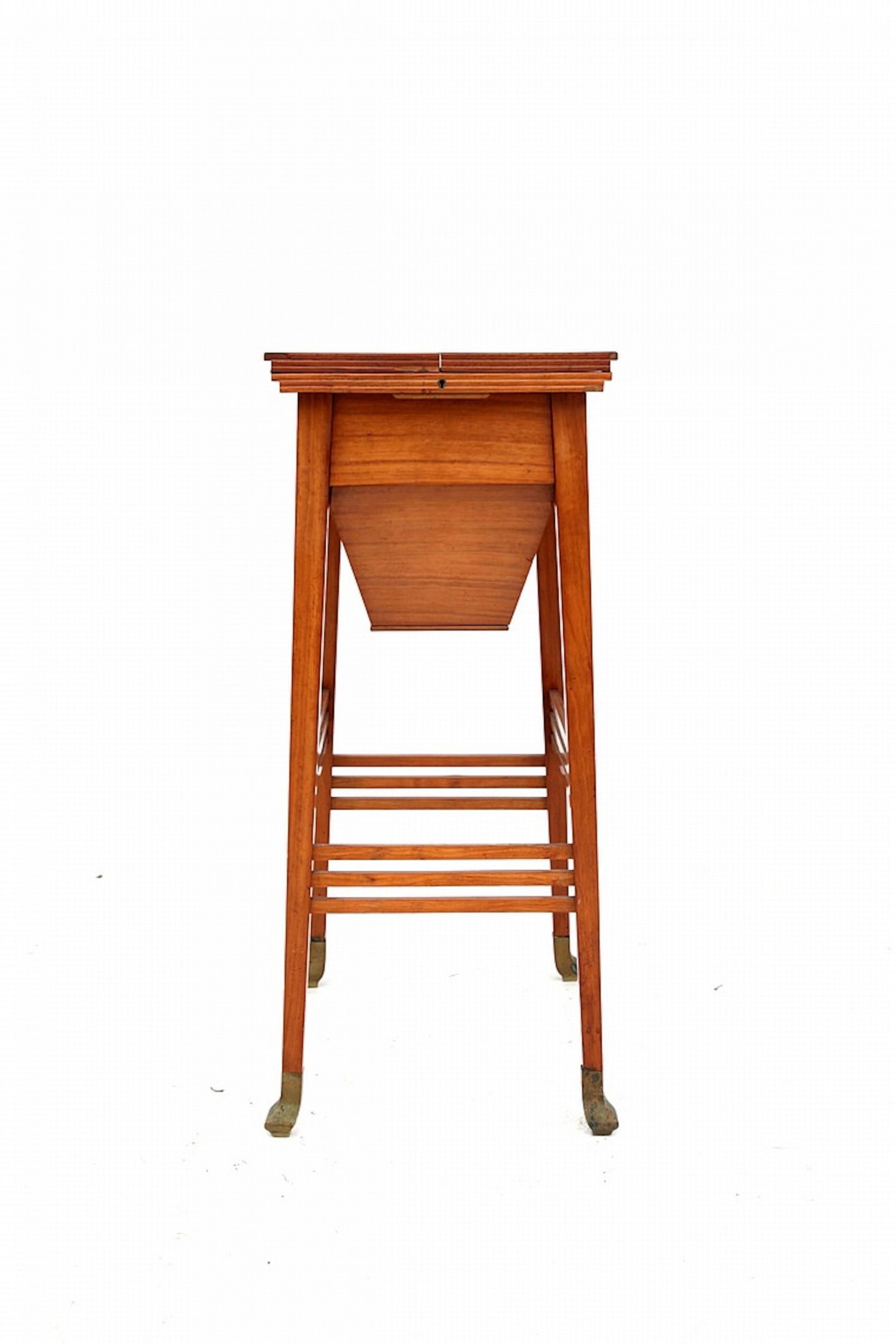 Wiener Secession A satinwood sewing table on four legs with brass mounts