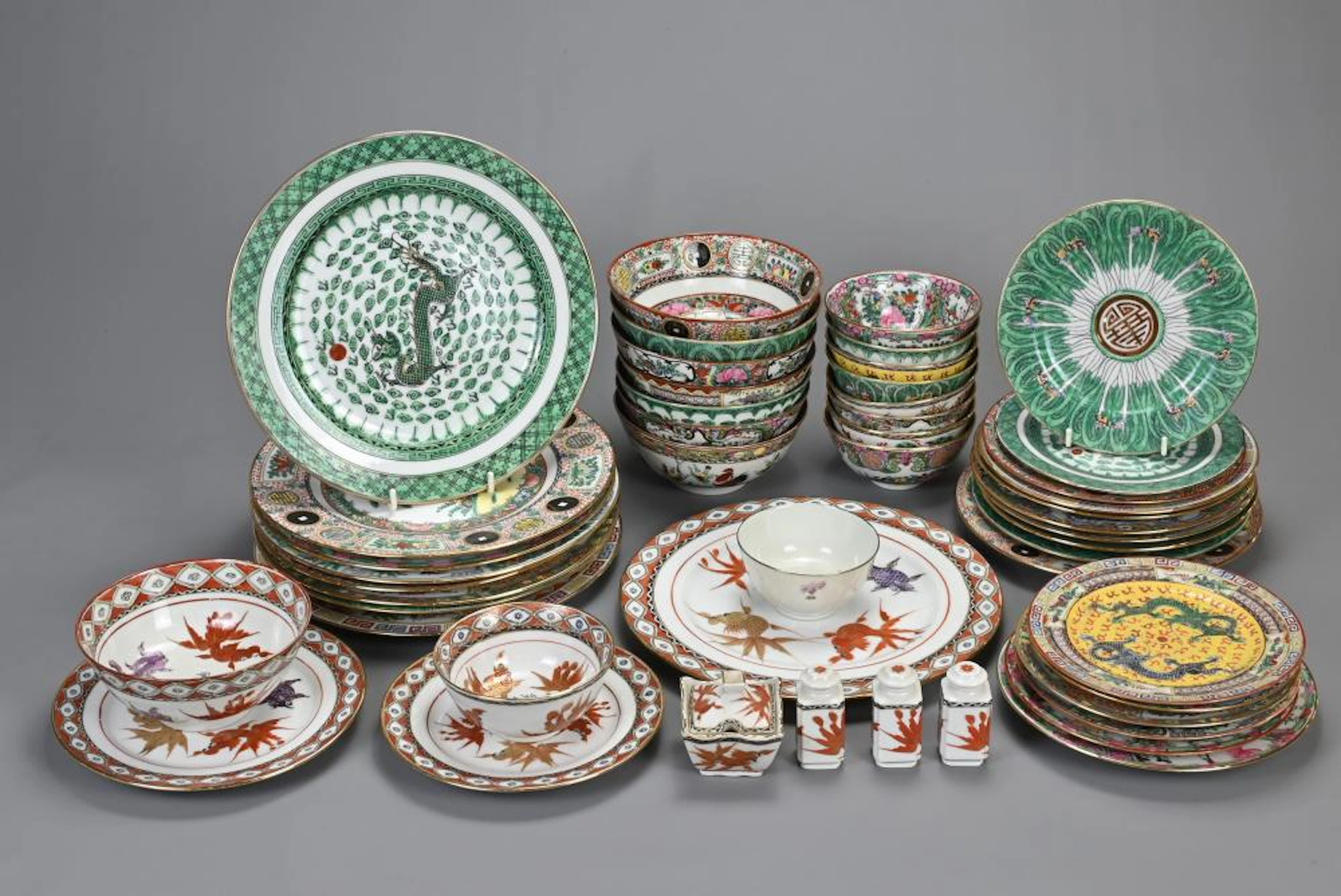 A LARGE QUANTITY OF VINTAGE CHINESE HONG KONG YUET TUNG PORCELAIN